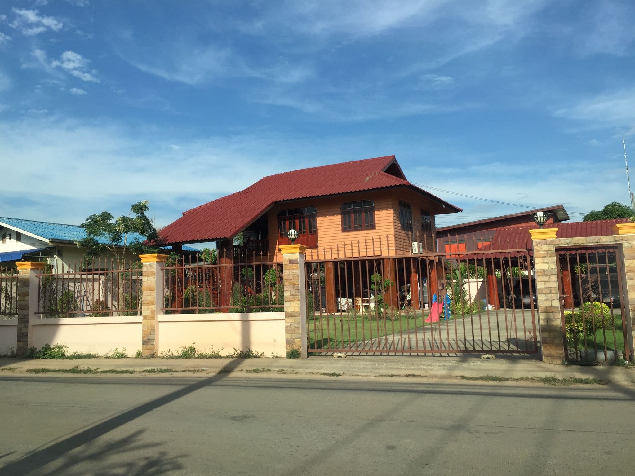 Street view near มอสเทล พิษณุโลก, Phitsanulok — © kyoko (CC BY-SA · Mapillary)
