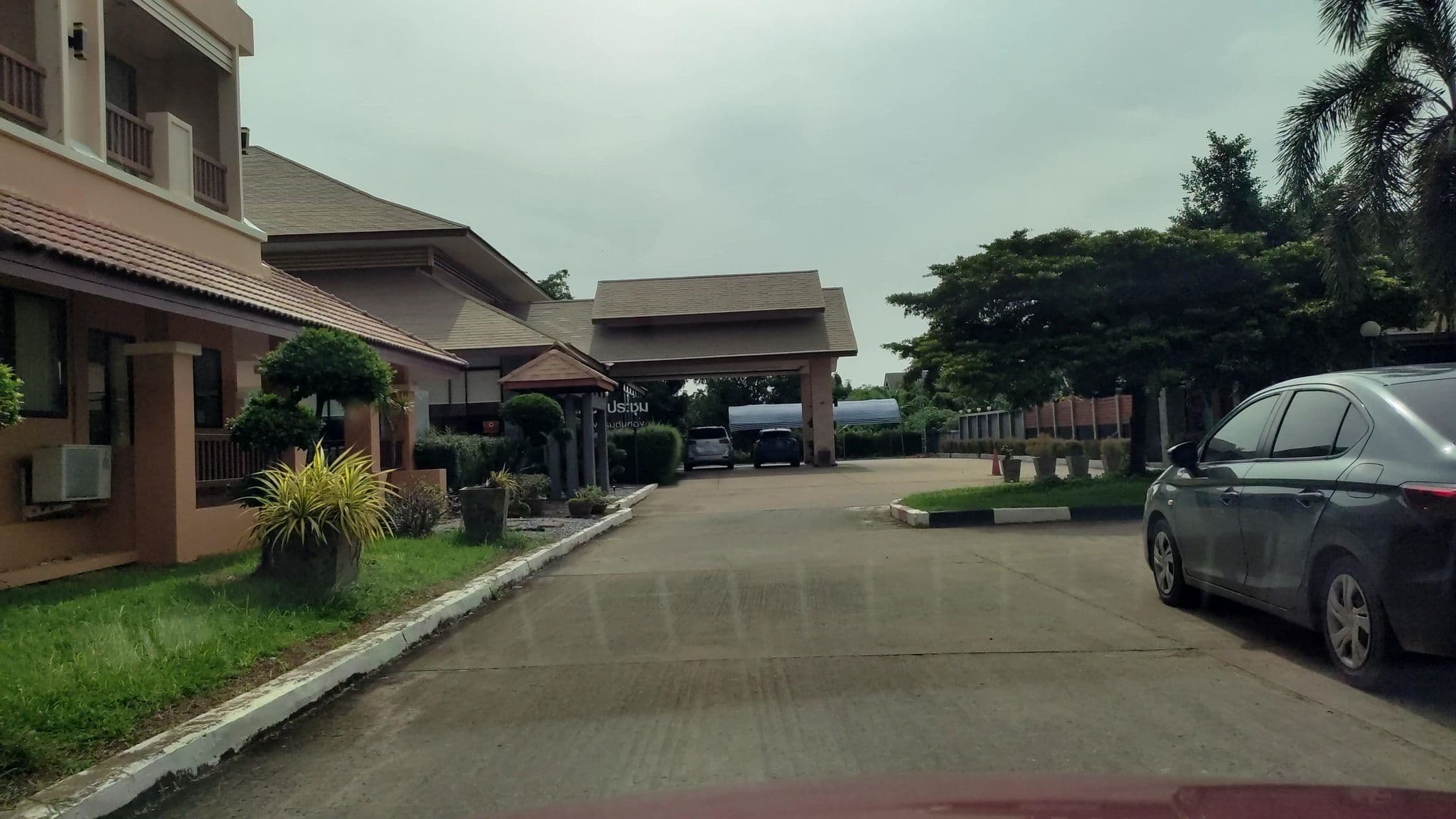 Street view near โรงแรมต้นทอง รีสอร์ท | Tonthong Resort Hotel, Uttaradit — © nongyen (CC BY-SA · Mapillary)