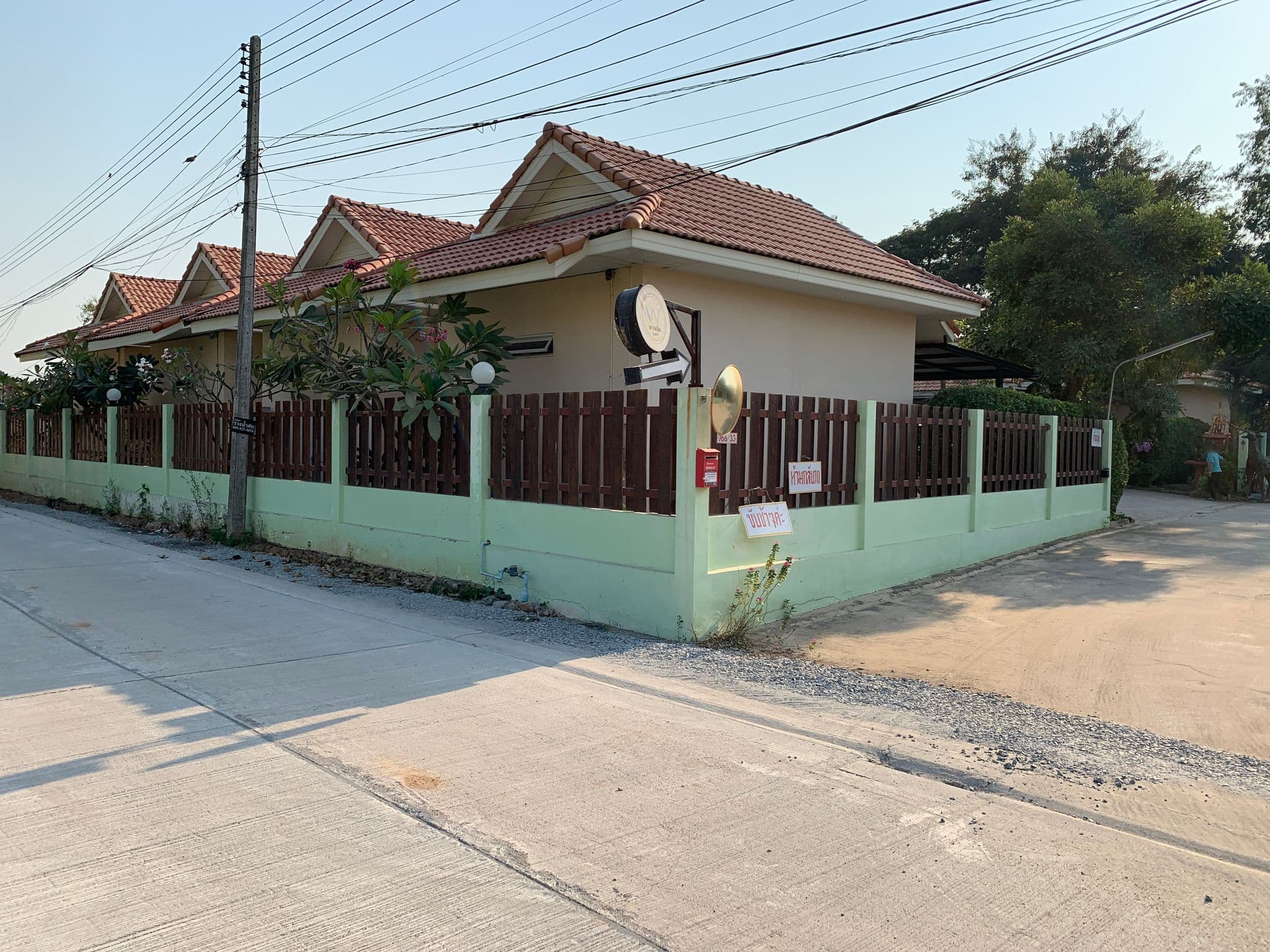 Street view near พาเพลินรีสอร์ท, Ban Aranyik — © balthus_mc (CC BY-SA · Mapillary)