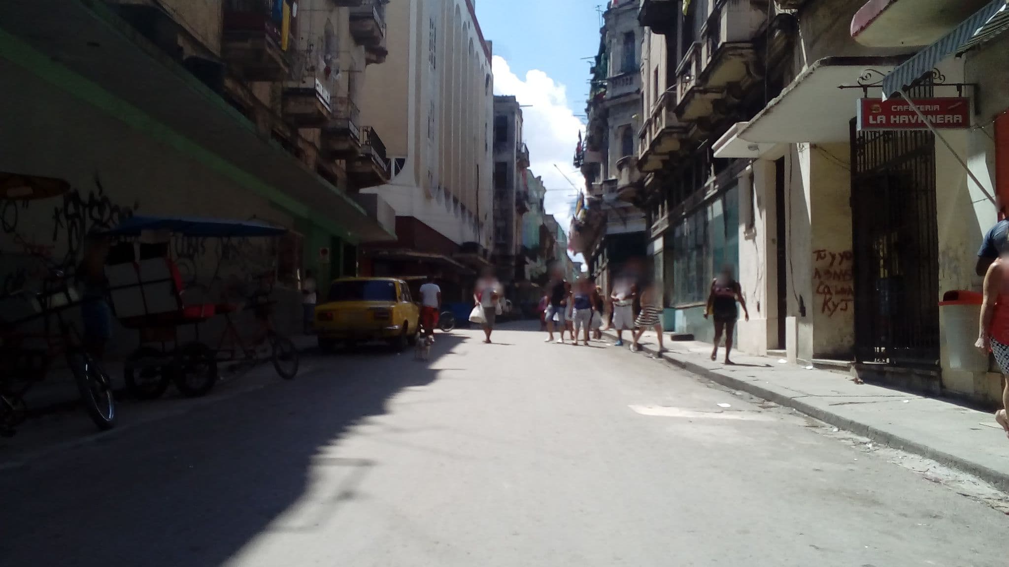 Street view near Casa de Teresa, Centro Habana