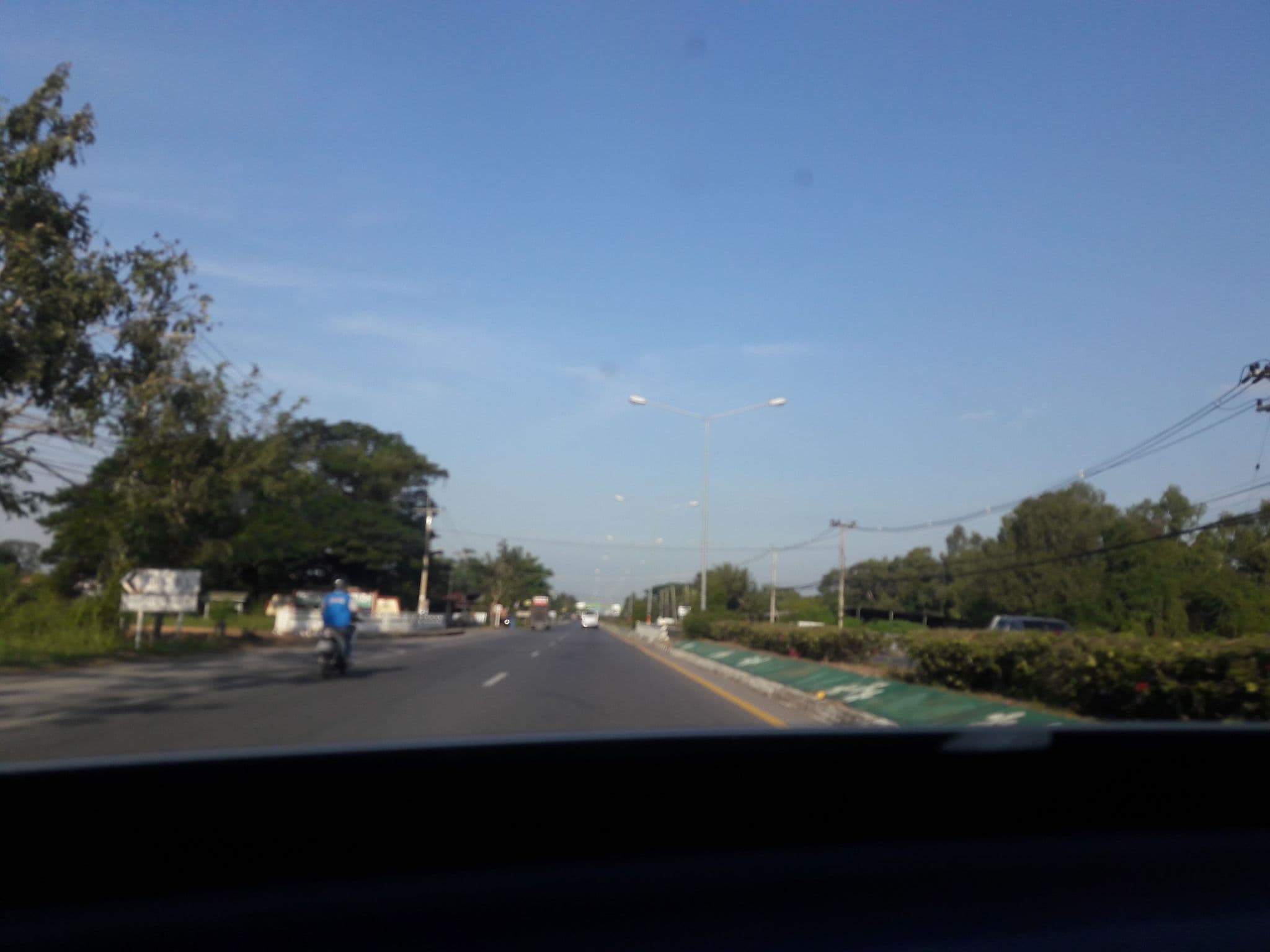 Street view near รีสอร์ทแสนสบาย, Sing Buri — © cchingch (CC BY-SA · Mapillary)