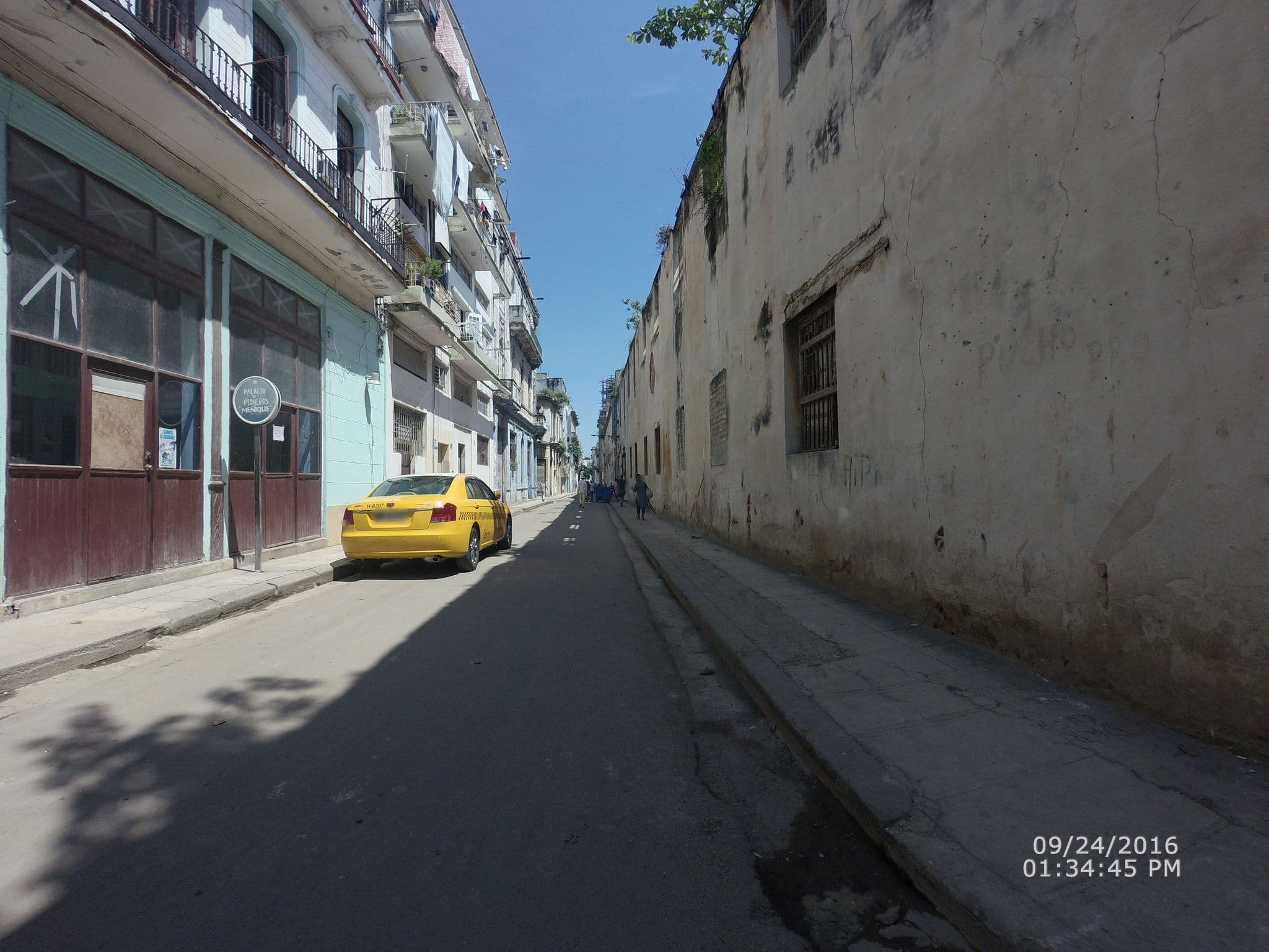 Street view near Hostal Mirkastillito, La Habana Vieja