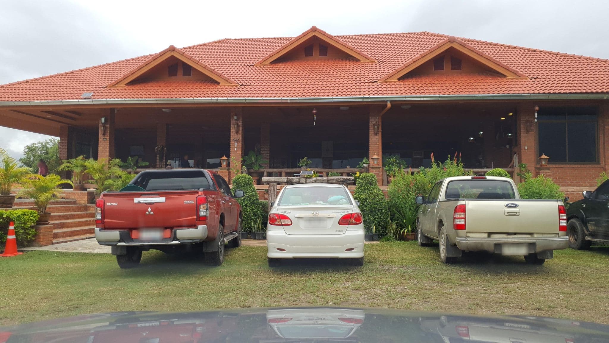 Street view near บ้านหลองข้าว (Baan Long Khao Resort), Ban Mae Waen — © jrcarlsen (CC BY-SA · Mapillary)