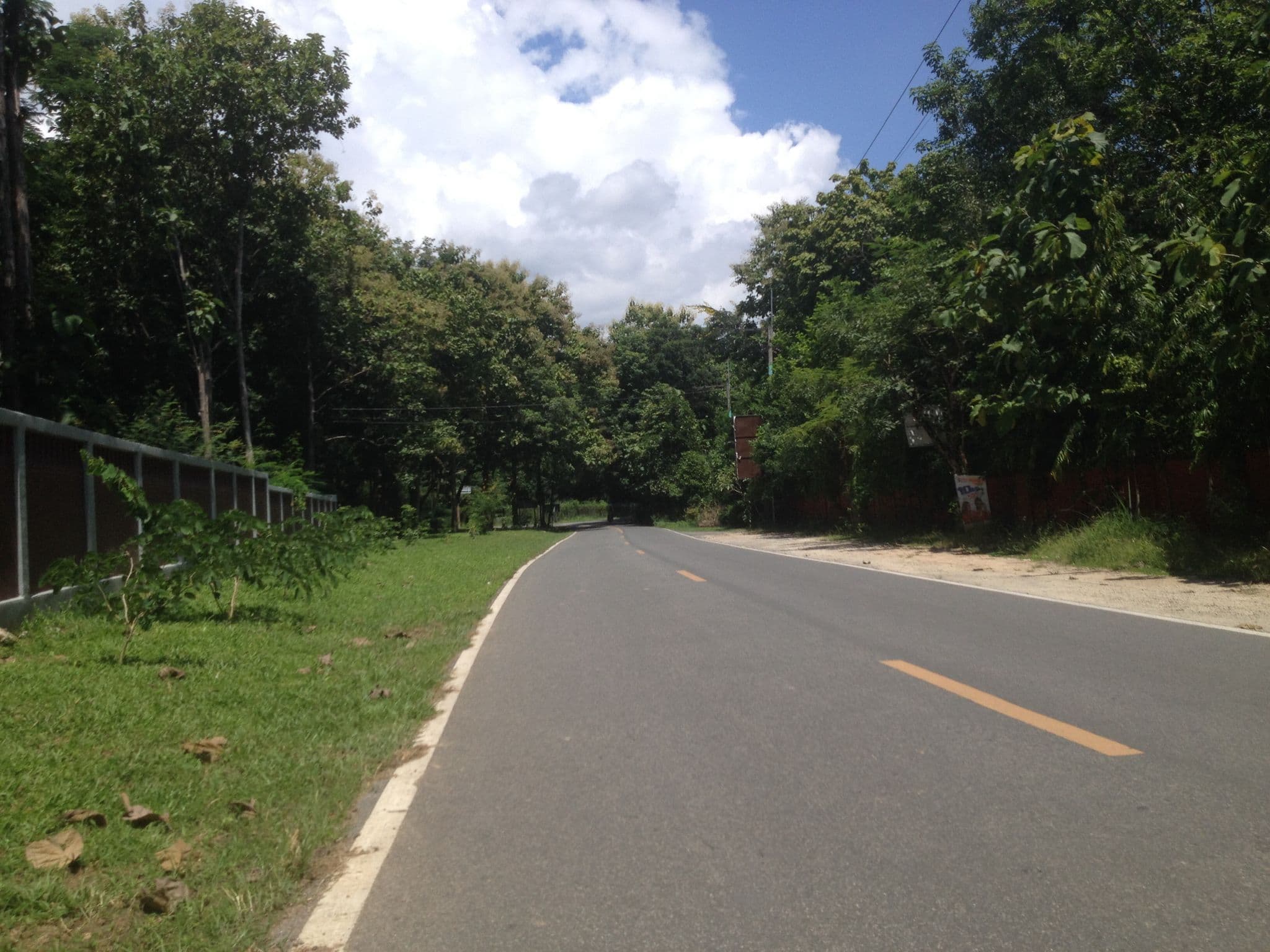 Street view near เฮือนดอกแก้ว รีสอร์ท, Hang Dong — © jimwatana (CC BY-SA · Mapillary)