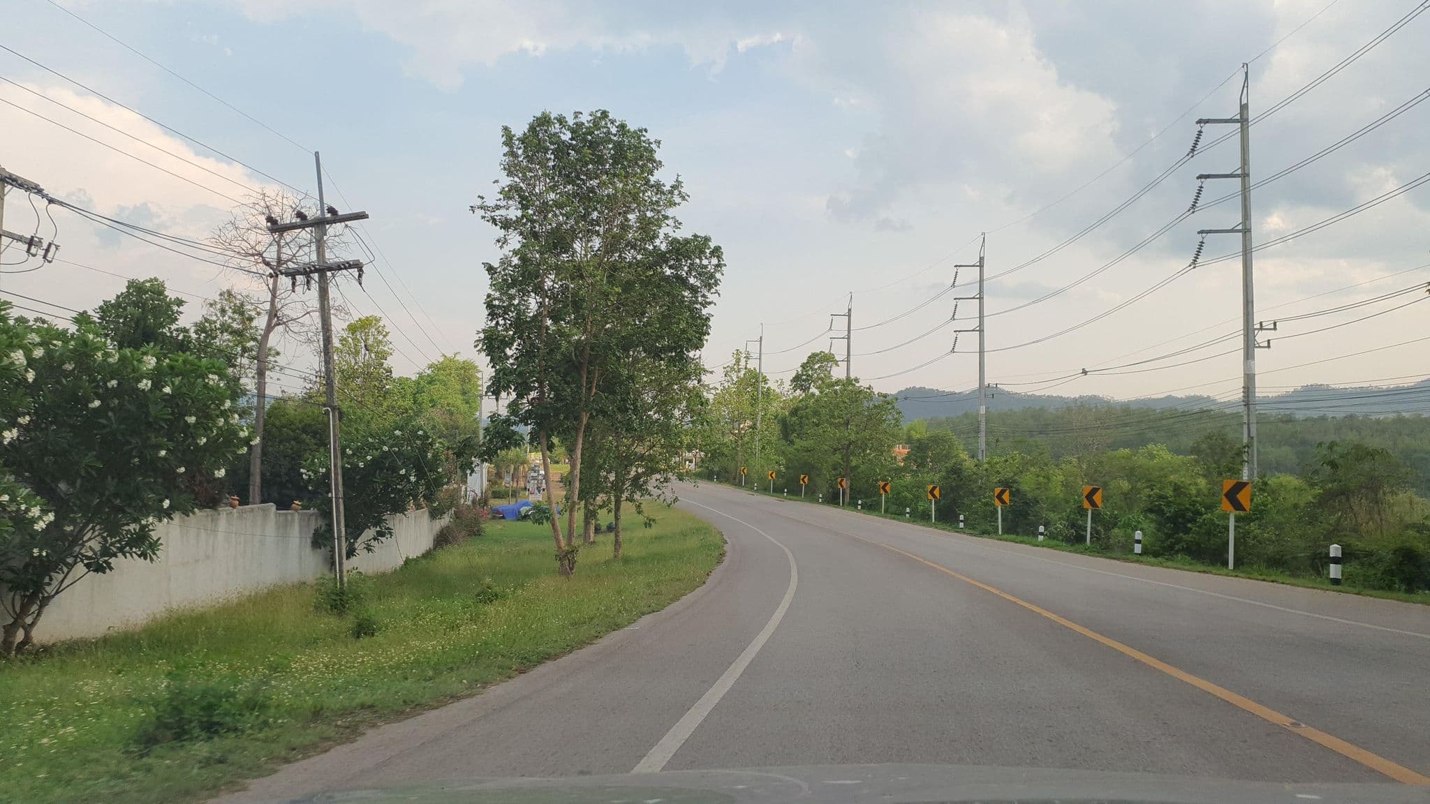 Street view near Pai Sammok Resort (ปายสามหมอกรีสอร์ท), Pai — © jrcarlsen (CC BY-SA · Mapillary)