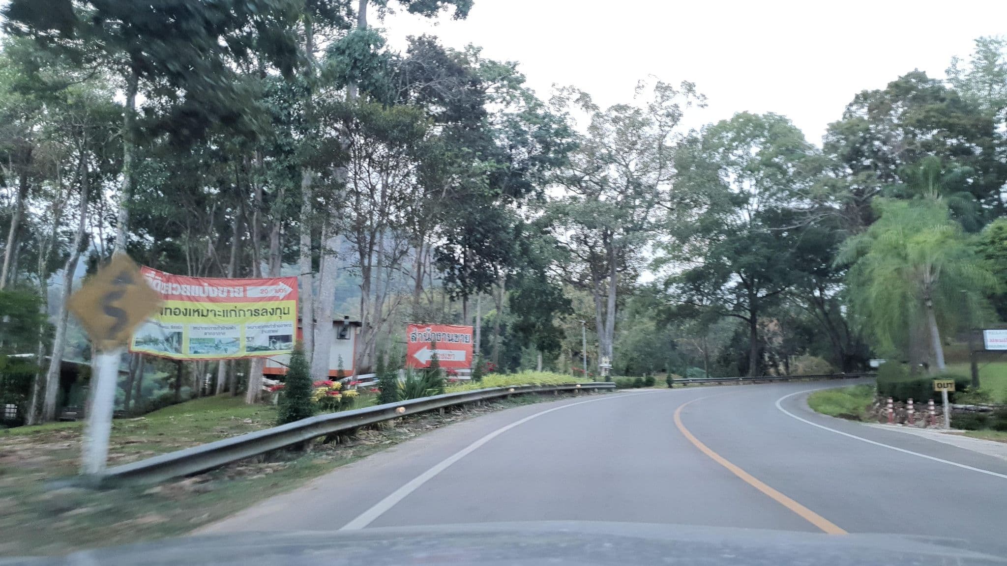 Street view near Phutarntree Resort ภูธารทรี รีสอร์ต, Hang Dong — © jrcarlsen (CC BY-SA · Mapillary)