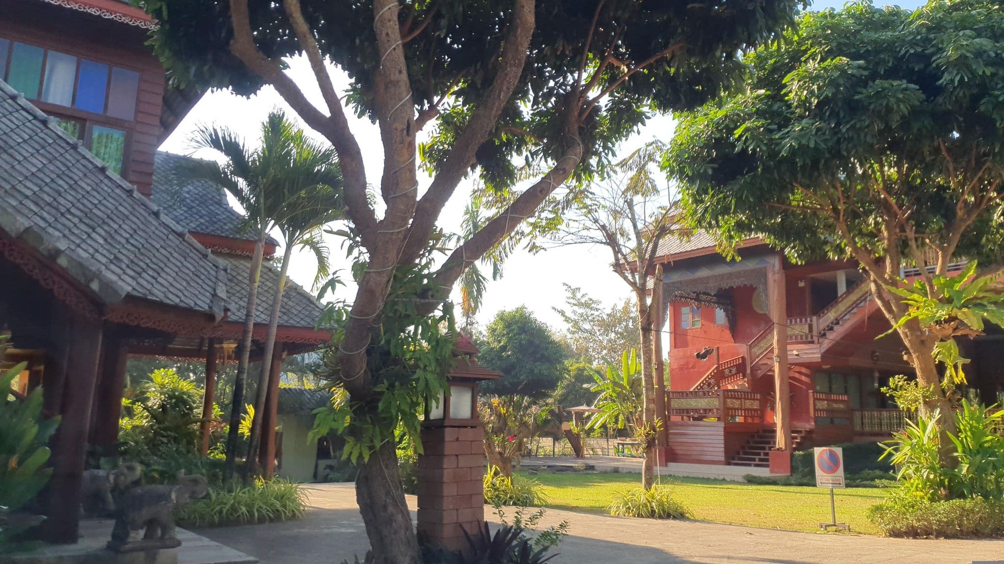 Street view near ร่มสักรีสอร์ท, Hang Dong — © jrcarlsen (CC BY-SA · Mapillary)