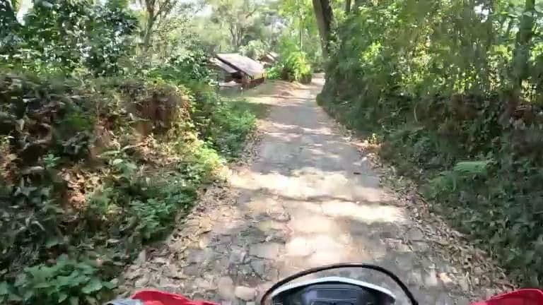 Street view near ไร่ดอยเมฆ, Ban Mae Waen — © julcnx (CC BY-SA · Mapillary)
