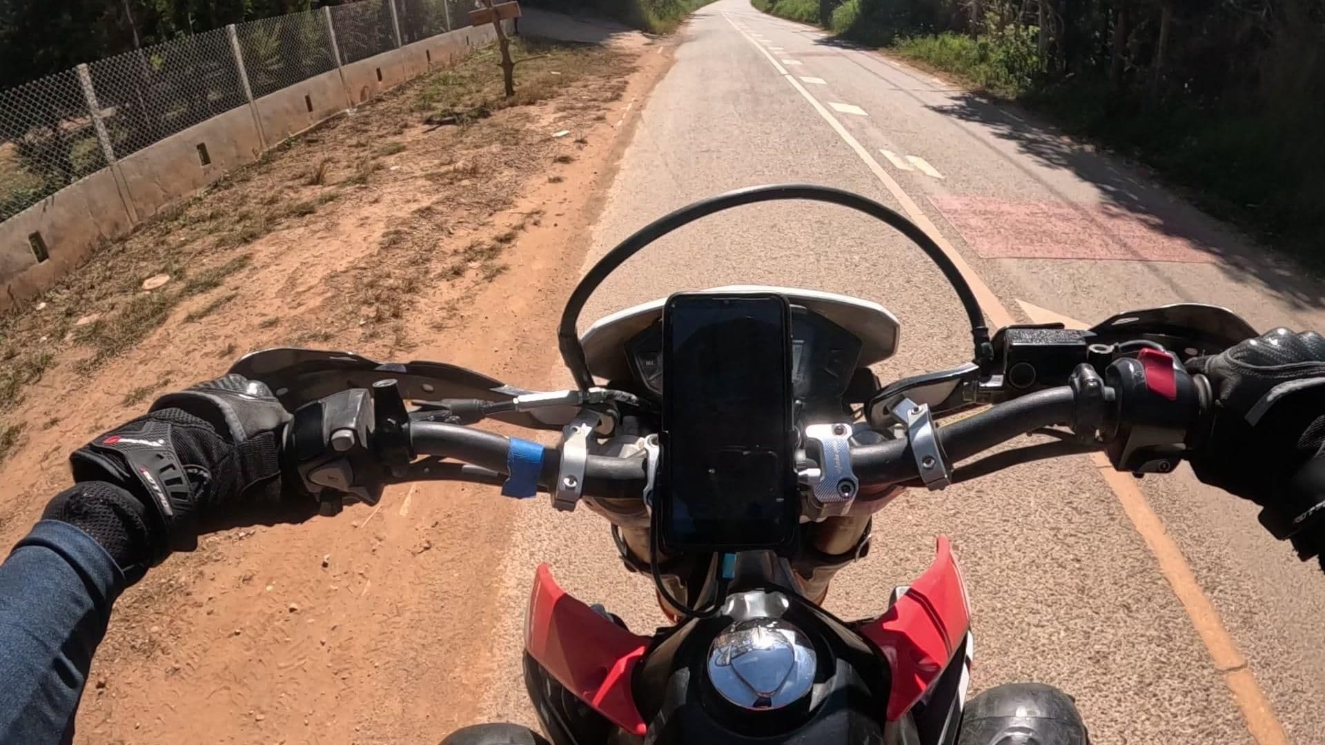 Street view near บ้านไร่ไฮเดรนเยีย ภูตะวัน, Ban Aen Mai — © julcnx (CC BY-SA · Mapillary)