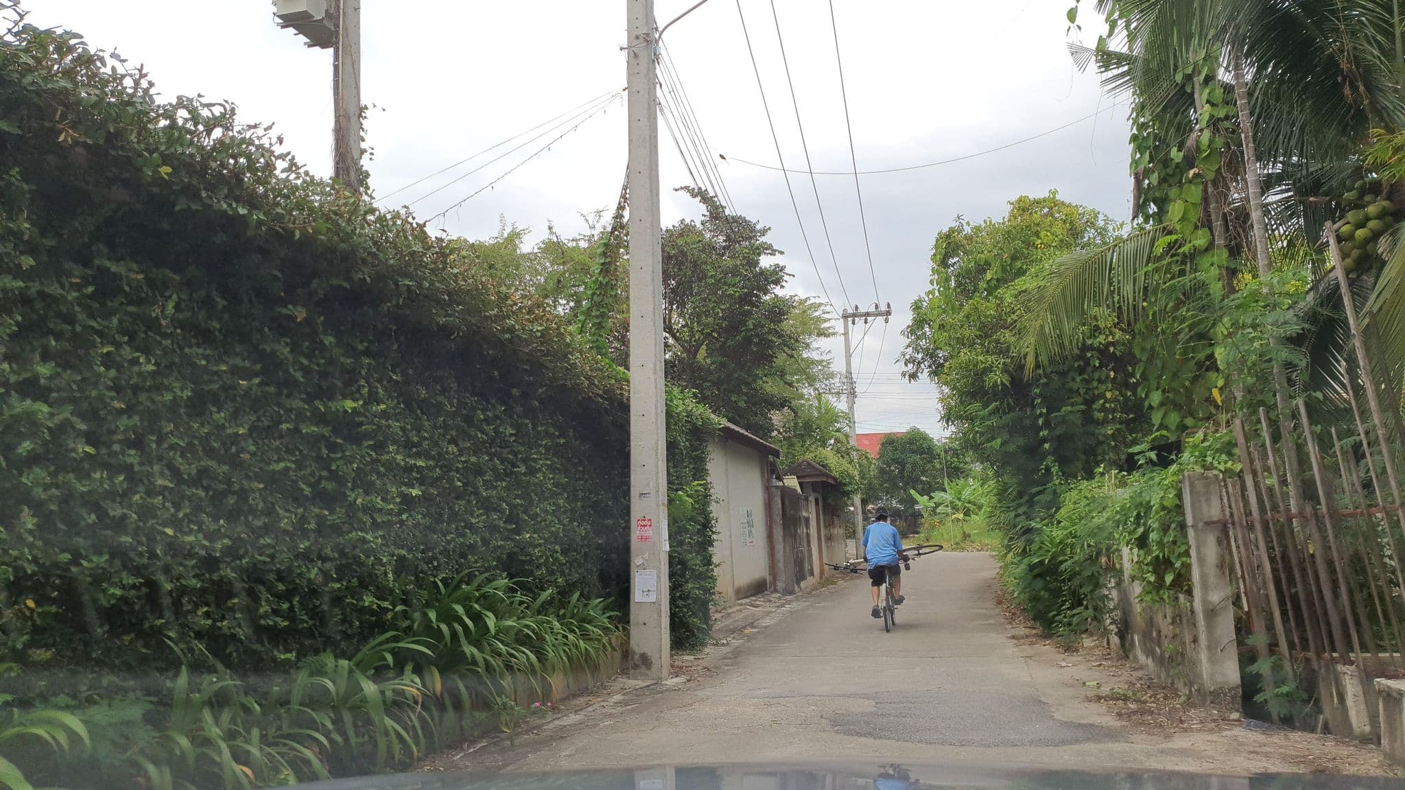Street view near 米娜花园别墅度假村 MinaGarden Villa Resort, Chiang Mai — © jrcarlsen (CC BY-SA · Mapillary)