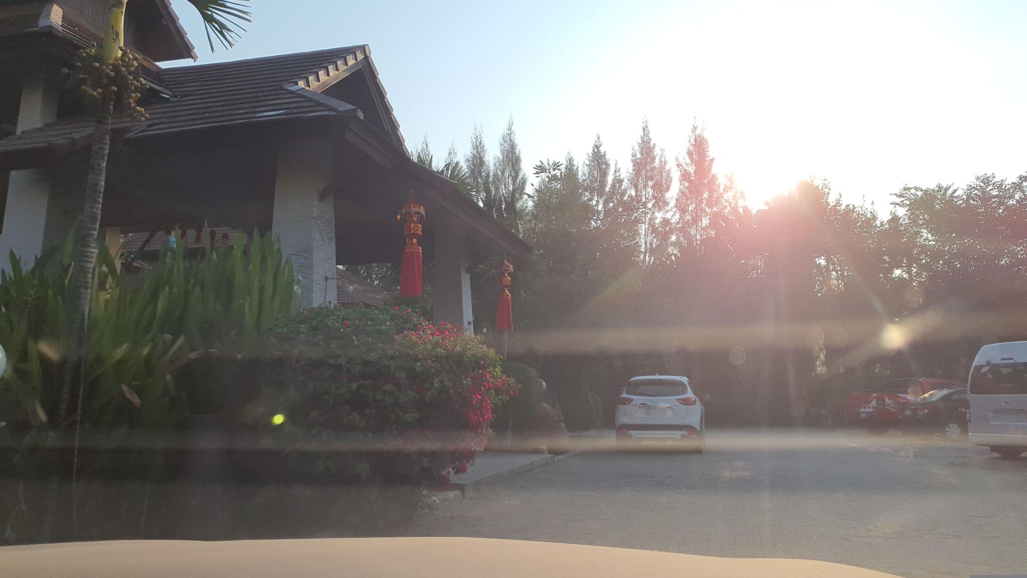Street view near Mountain Creek Wellness Resort Chiangmai, Hang Dong — © jrcarlsen (CC BY-SA · Mapillary)