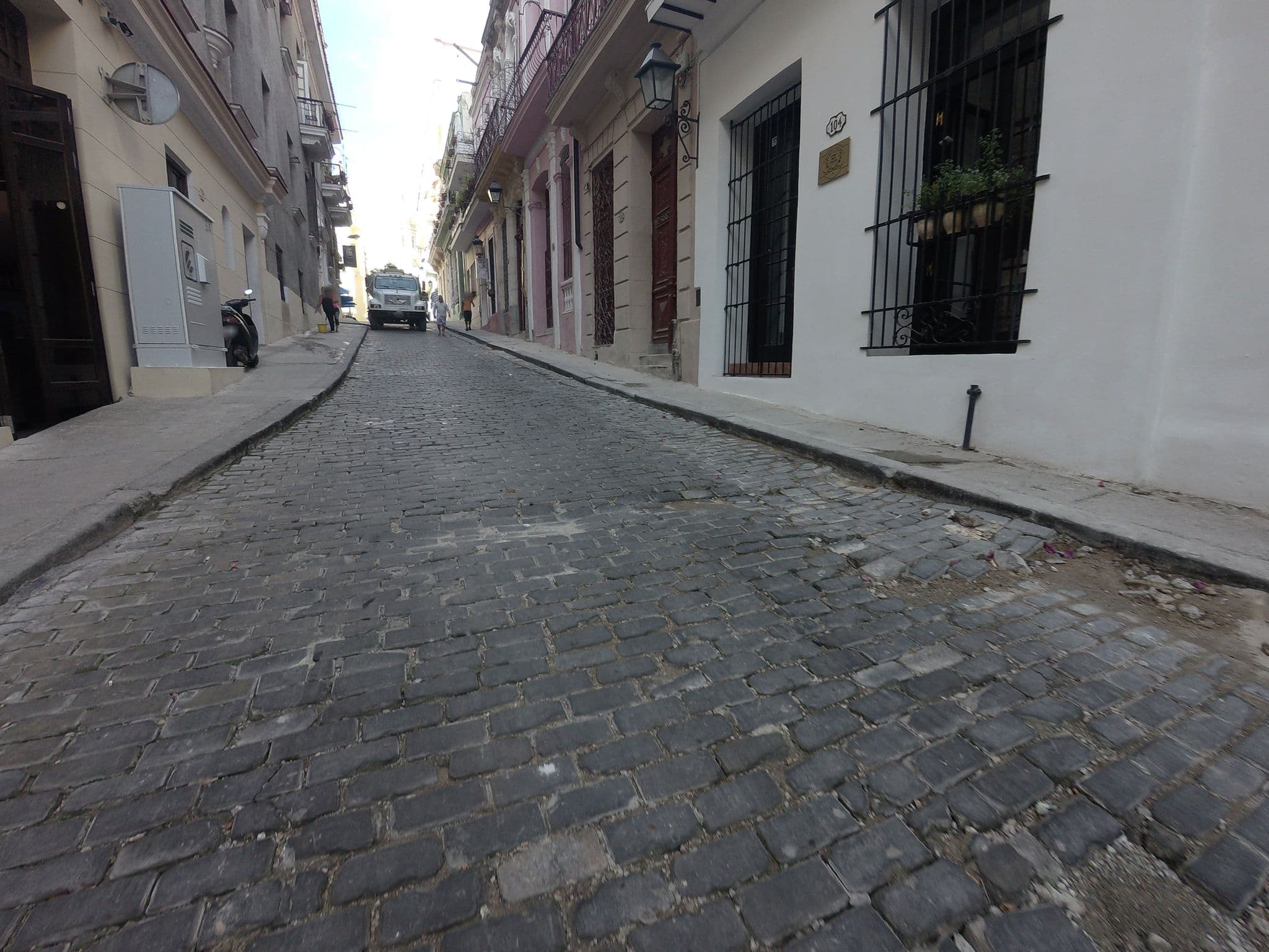 Street view near Casa de Cristina, La Habana Vieja