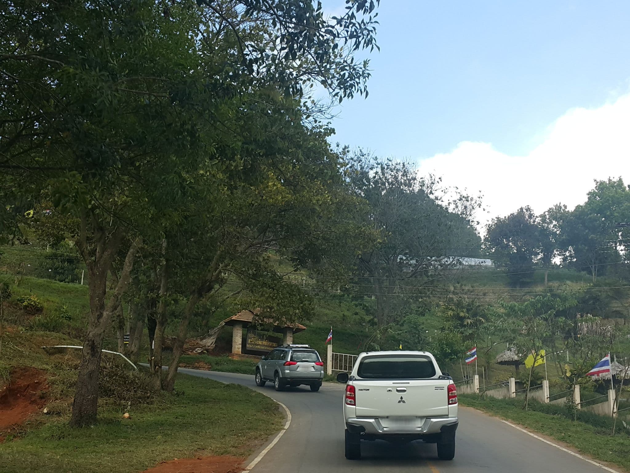 Street view near Nonghoi Royal Project (ศูนย์พัฒนาโครงการหลวงหนองหอย), Chiang Mai — © jrcarlsen (CC BY-SA · Mapillary)