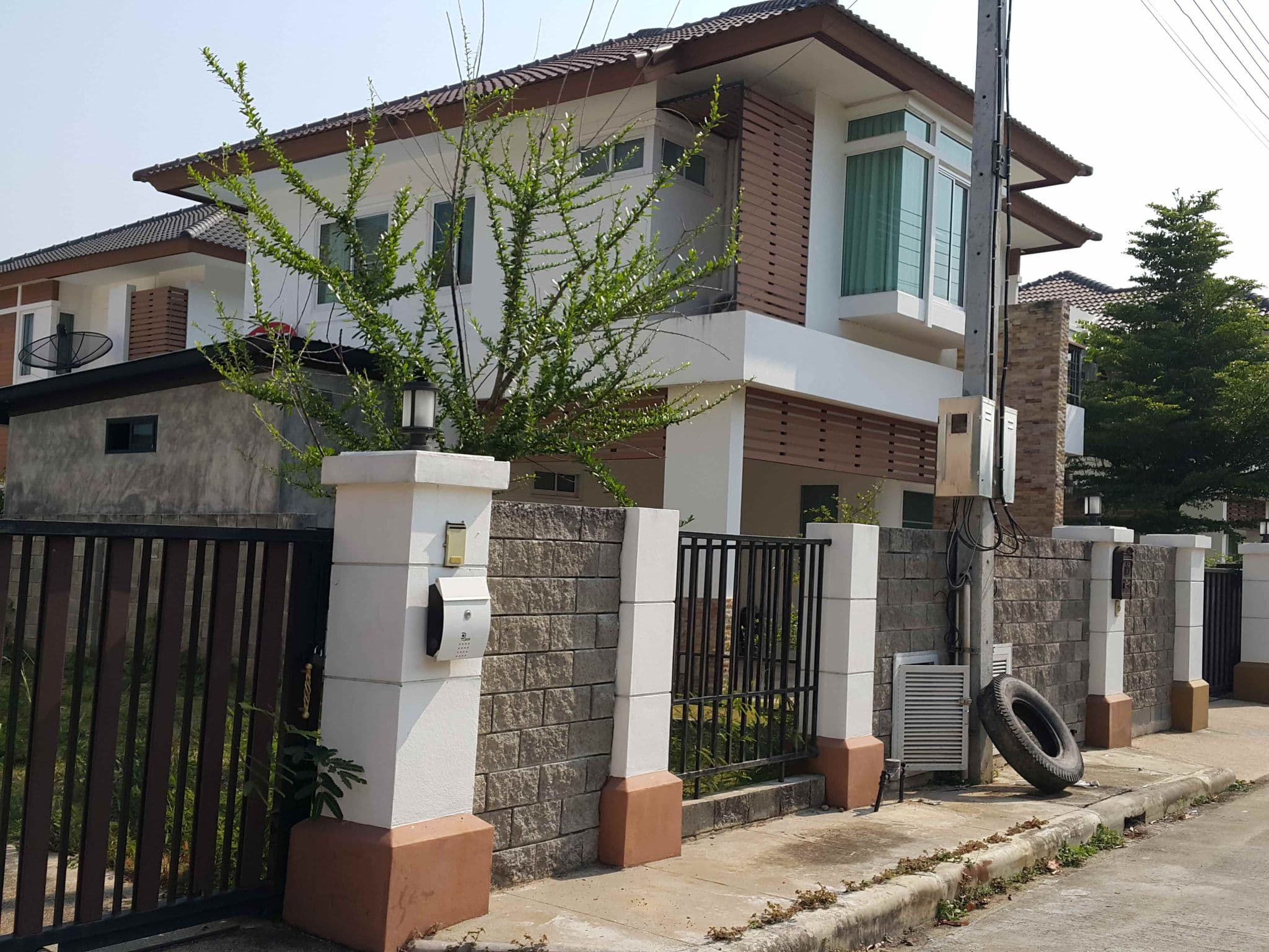 Street view near Umbrella Homestay, San Kamphaeng — © jrcarlsen (CC BY-SA · Mapillary)