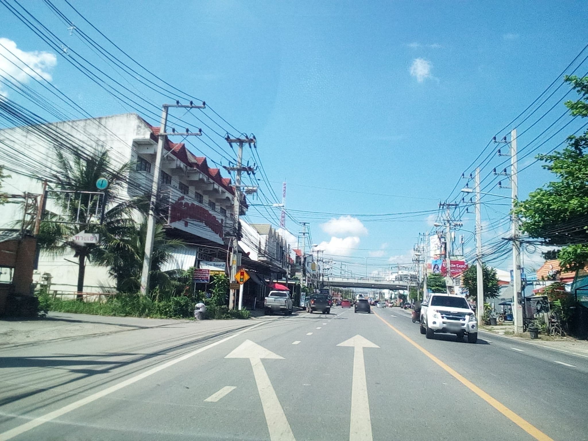 Street view near ก๋วยเตี๋ยวแชมป์ หน้าโรงแรมเดอะรีเจ้น, Lamphun — © kyoko (CC BY-SA · Mapillary)