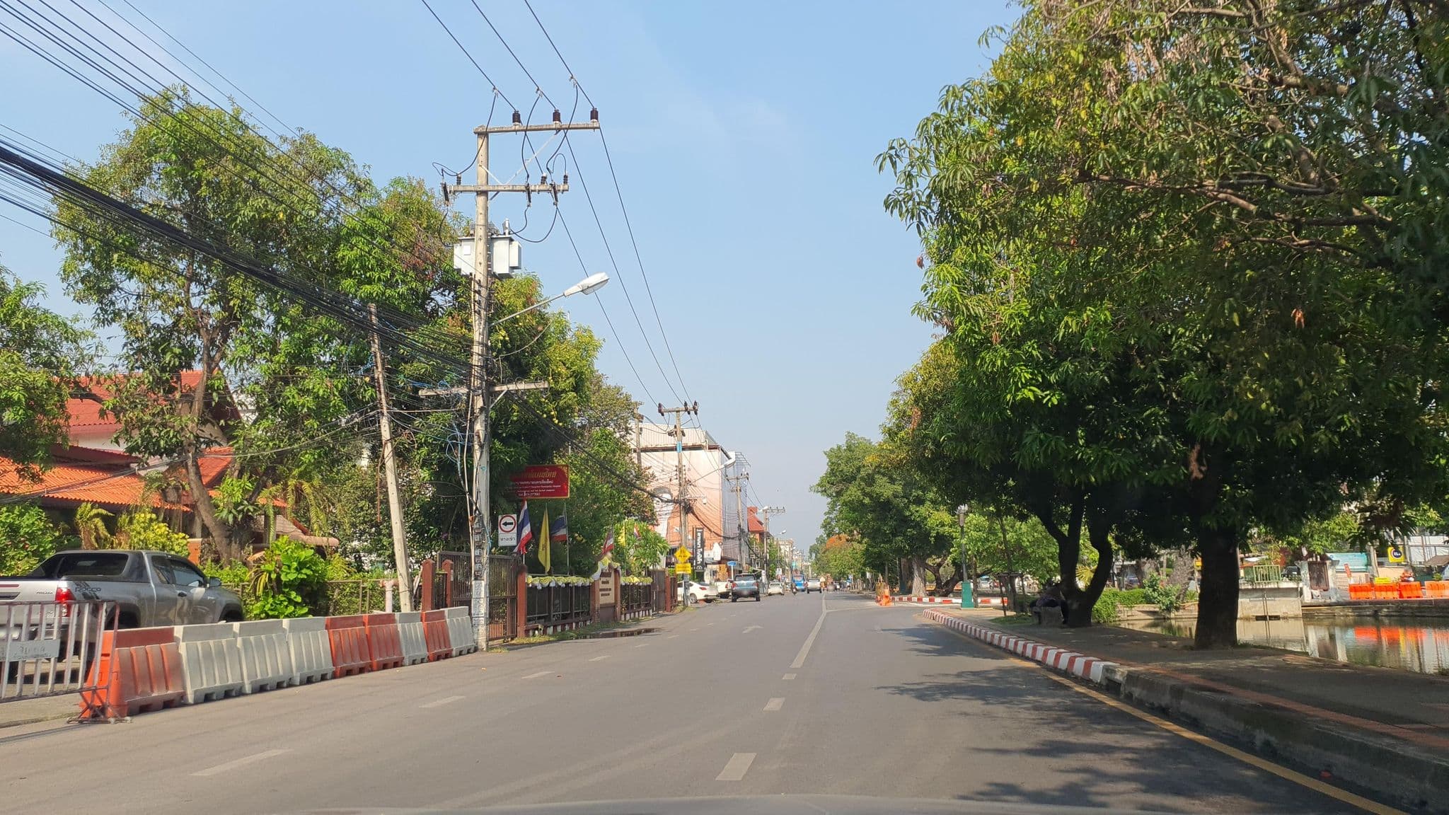 Street view near Live N' Leaf ลีฟ แอนด์ ลีฟ, Chiang Mai — © jrcarlsen (CC BY-SA · Mapillary)