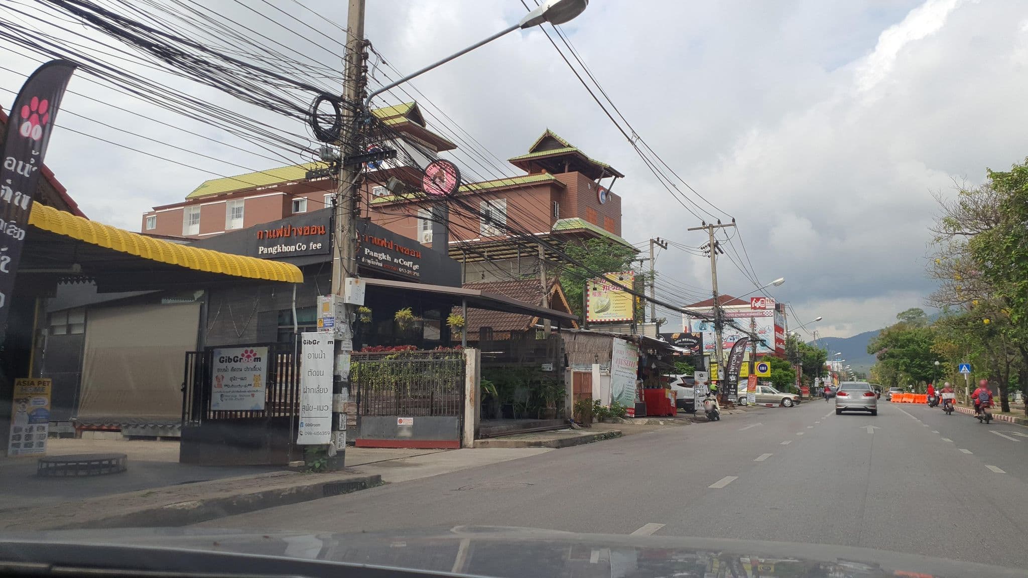 Street view near The family hotel, Chiang Mai — © jrcarlsen (CC BY-SA · Mapillary)