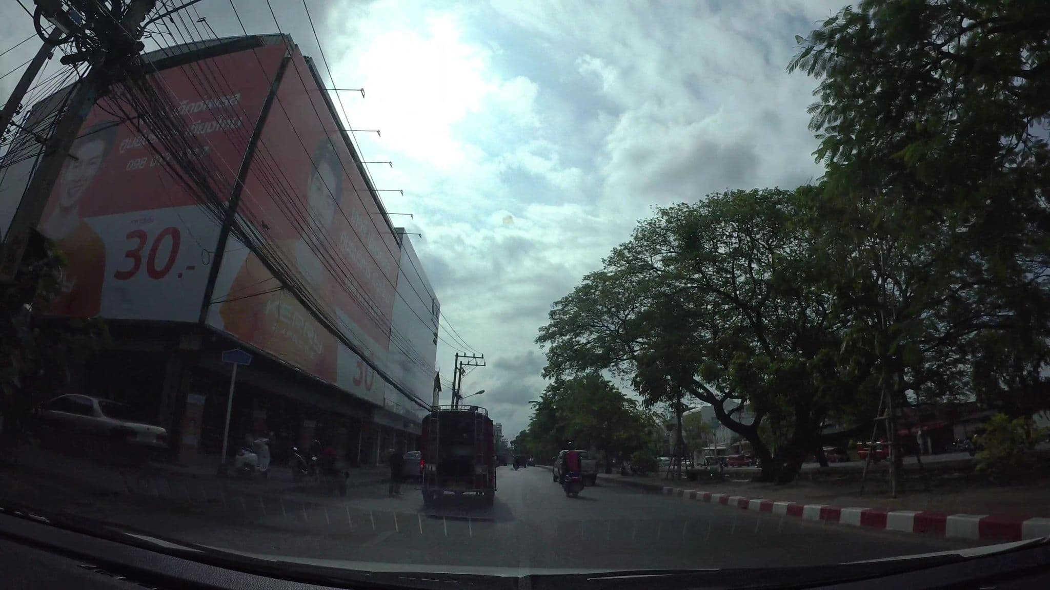 Street view near Bupphatara Hotel and Resort, Chiang Mai — © kaart_3 (CC BY-SA · Mapillary)