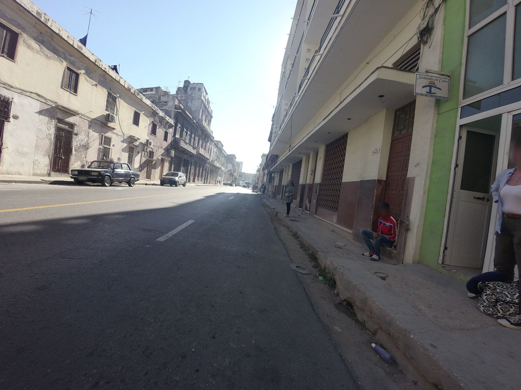 Street view near Vista al Mar, Centro Habana