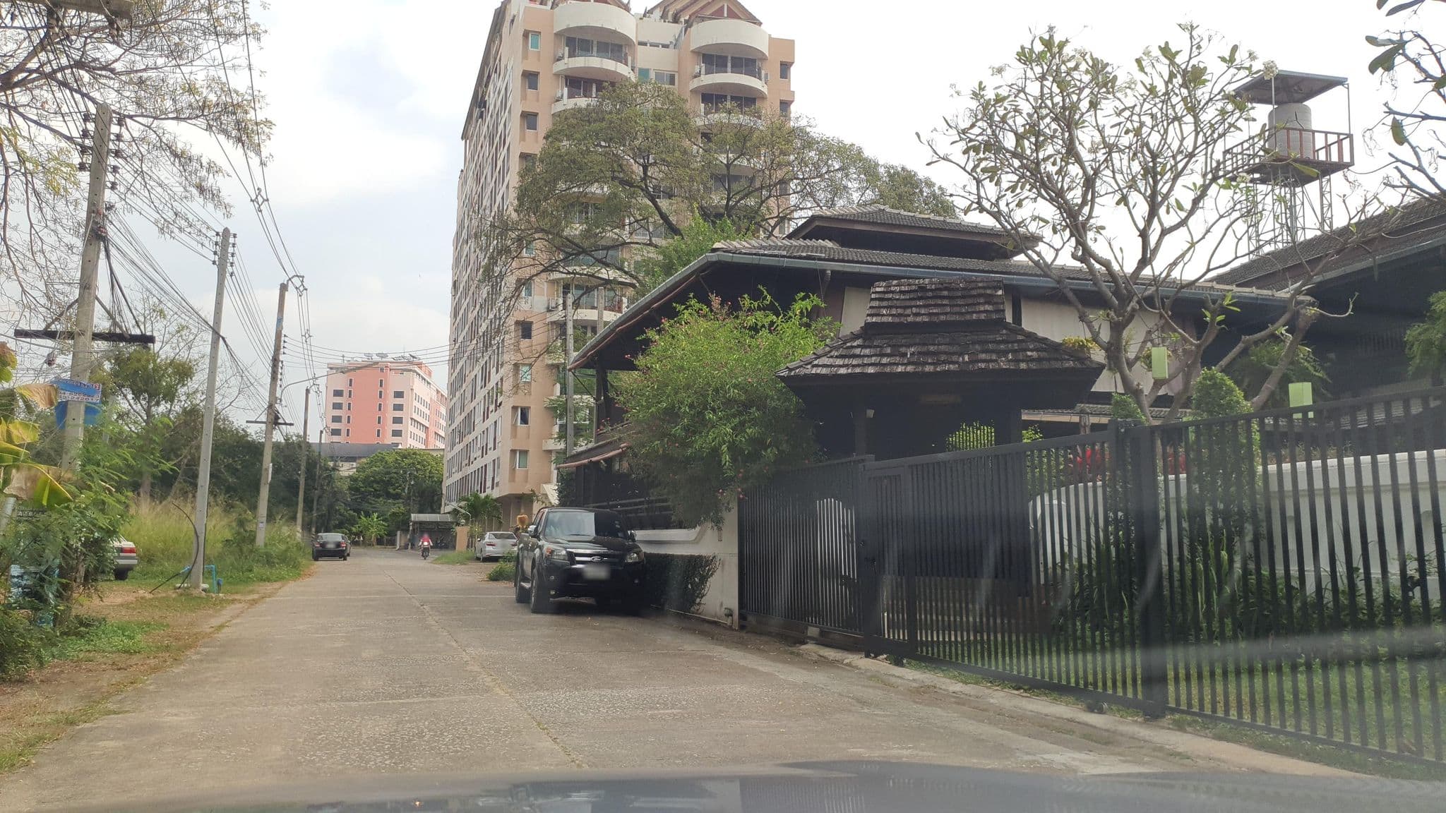 Street view near Wiang Chang Klan Boutique Hotel, Chiang Mai — © jrcarlsen (CC BY-SA · Mapillary)