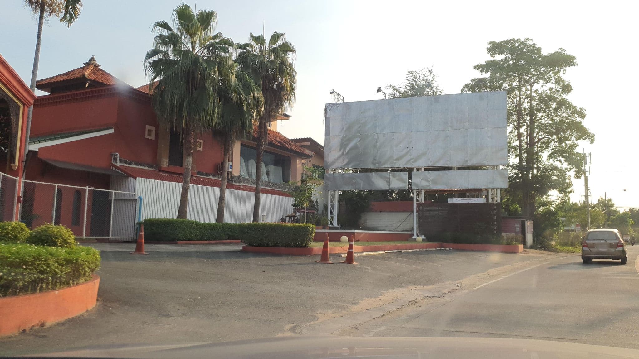 Street view near ชิค อิททานา เชียงใหม่, Chiang Mai — © jrcarlsen (CC BY-SA · Mapillary)