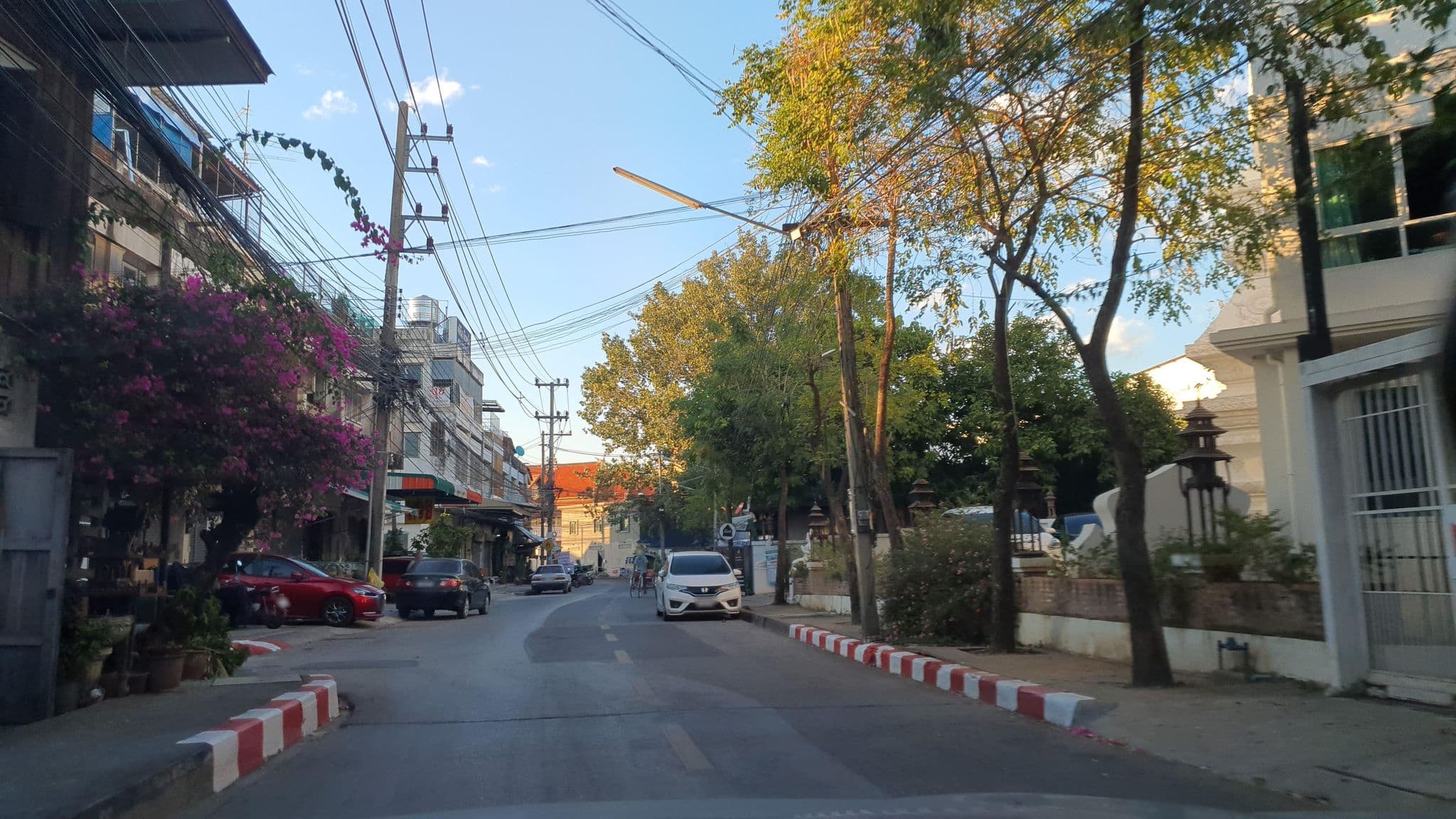Street view near White Boutique and Spa, Chiang Mai — © jrcarlsen (CC BY-SA · Mapillary)