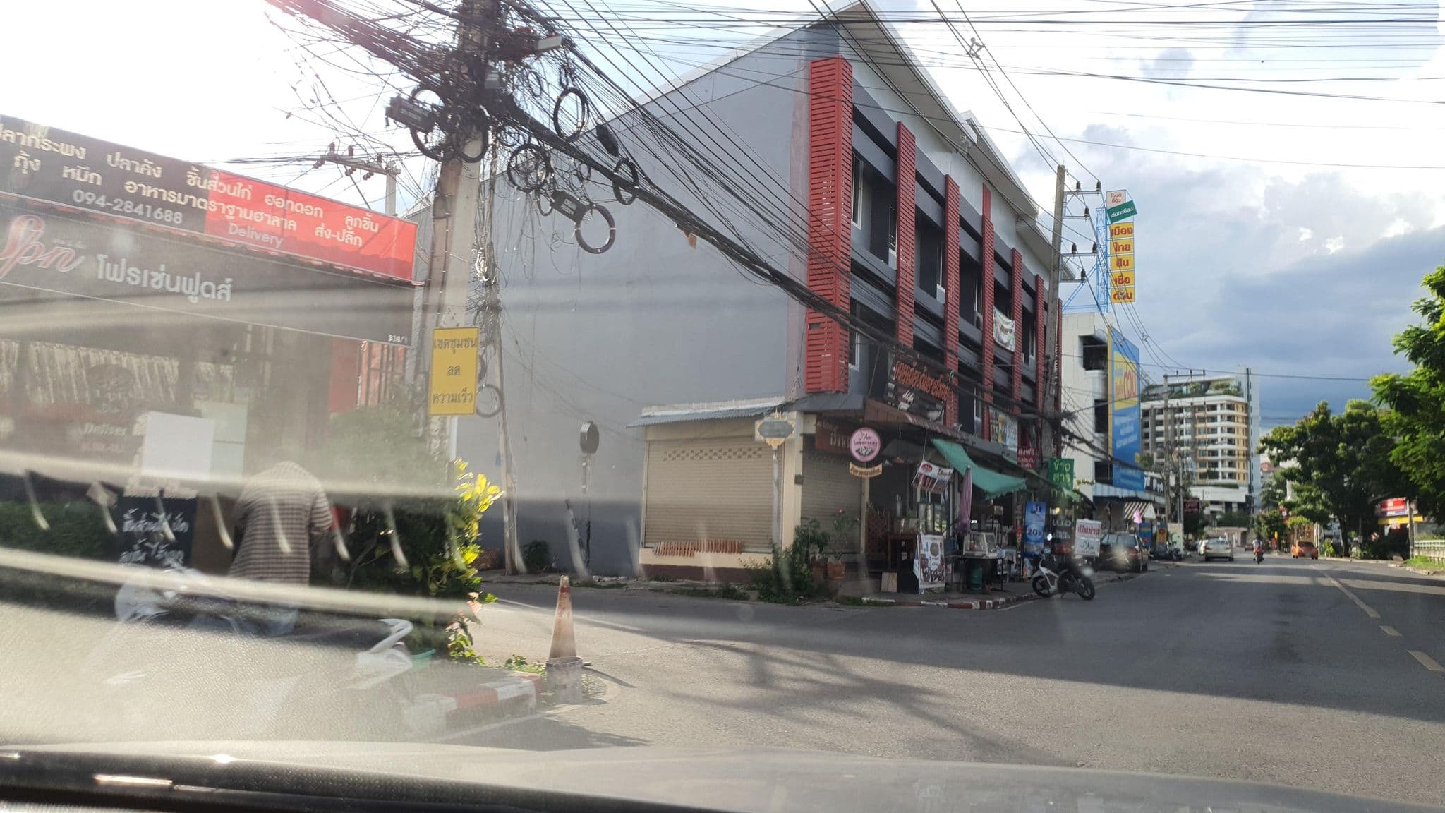 Street view near Aruntara Hotel Chiang Mai, Chiang Mai — © jrcarlsen (CC BY-SA · Mapillary)