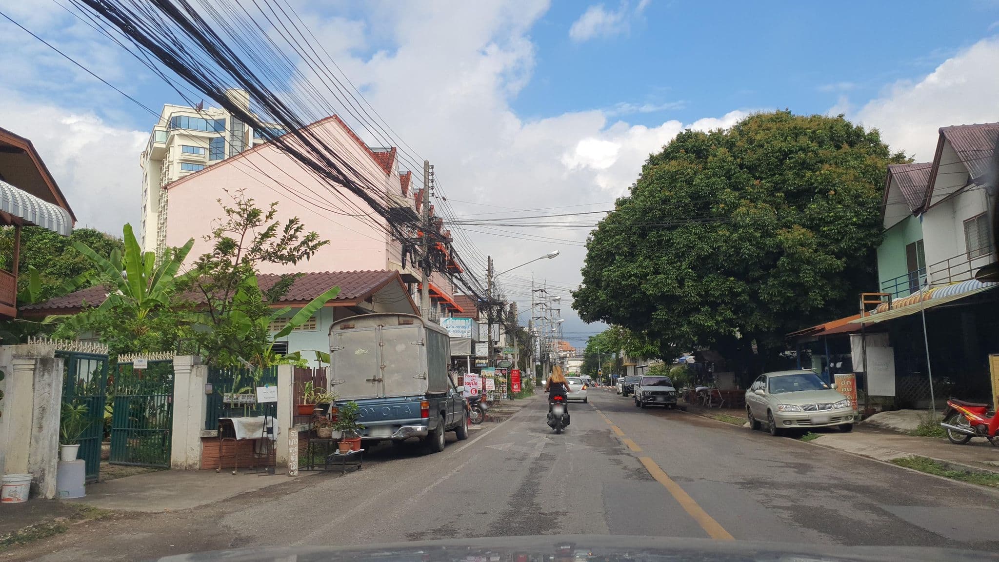 Street view near AlFaRoog Hotel, Chiang Mai — © jrcarlsen (CC BY-SA · Mapillary)