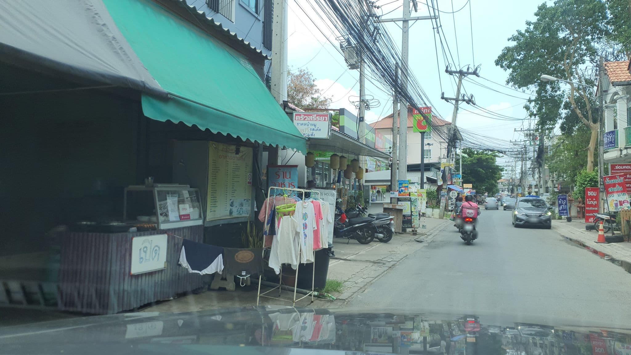 Street view near เฟื้องฟ้า, Chiang Mai — © jrcarlsen (CC BY-SA · Mapillary)