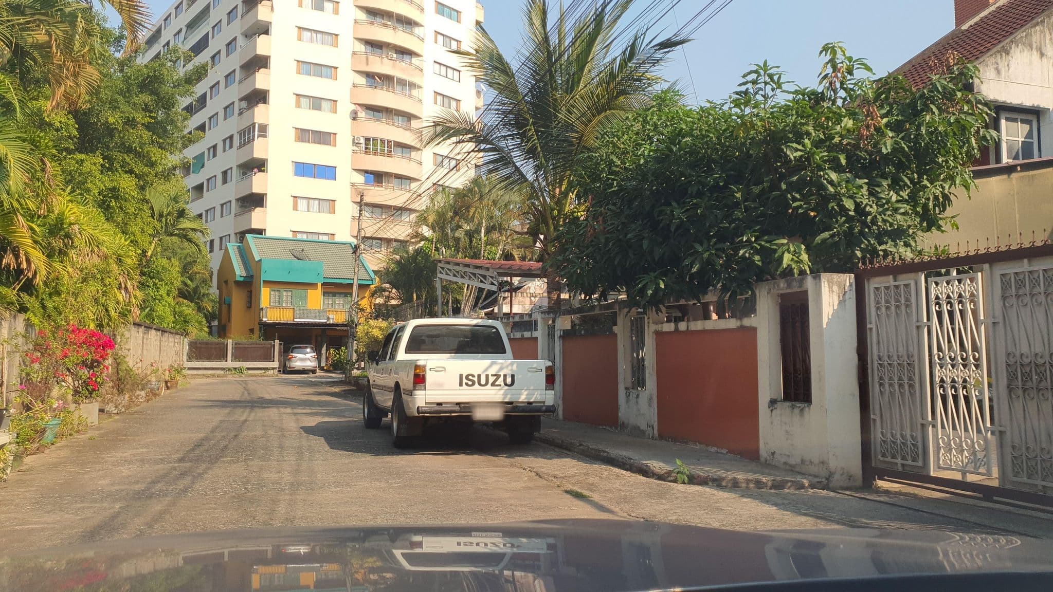 Street view near Baan kaew guesthouse, Chiang Mai — © jrcarlsen (CC BY-SA · Mapillary)