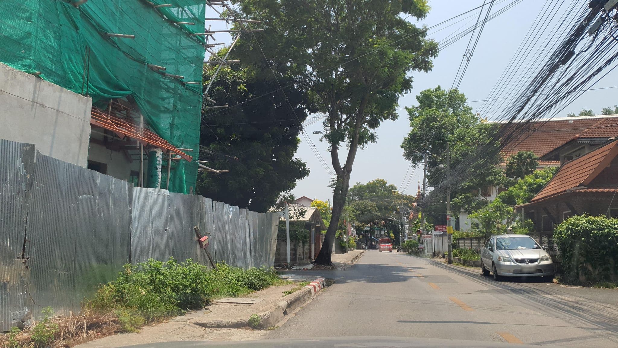 Street view near Chiang Mai Gate Hotel (โรงแรมเชียงใหม่เกท), Chiang Mai — © jrcarlsen (CC BY-SA · Mapillary)