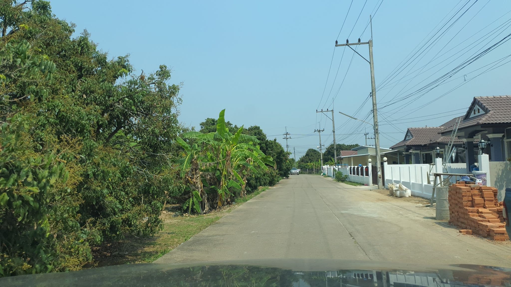 Street view near บุญปั๋นสารภีรีสอร์ท, Hang Dong — © jrcarlsen (CC BY-SA · Mapillary)