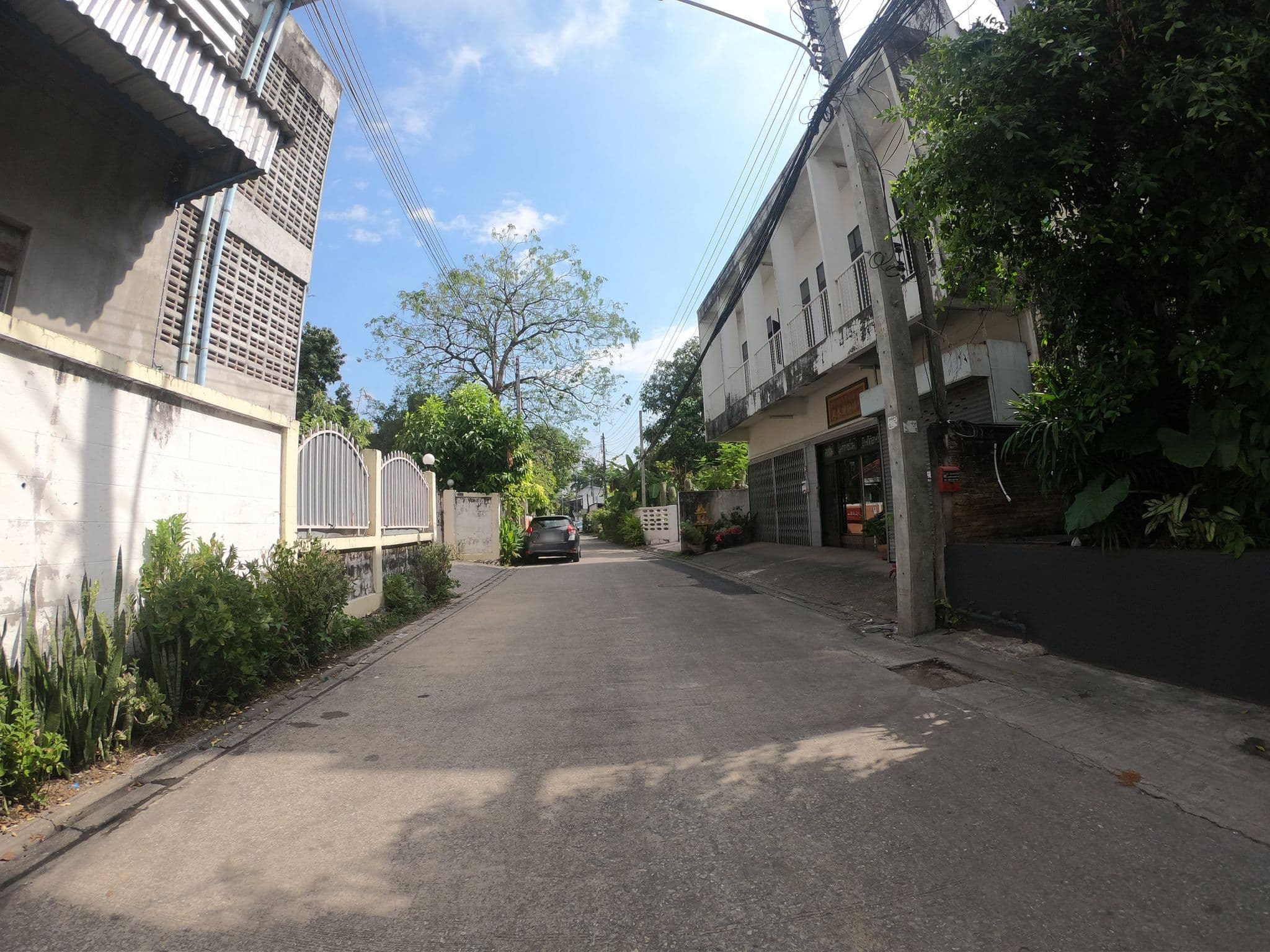Street view near Bed Chiangmai Gate Hotel, Chiang Mai — © chanuwath_grab (CC BY-SA · Mapillary)