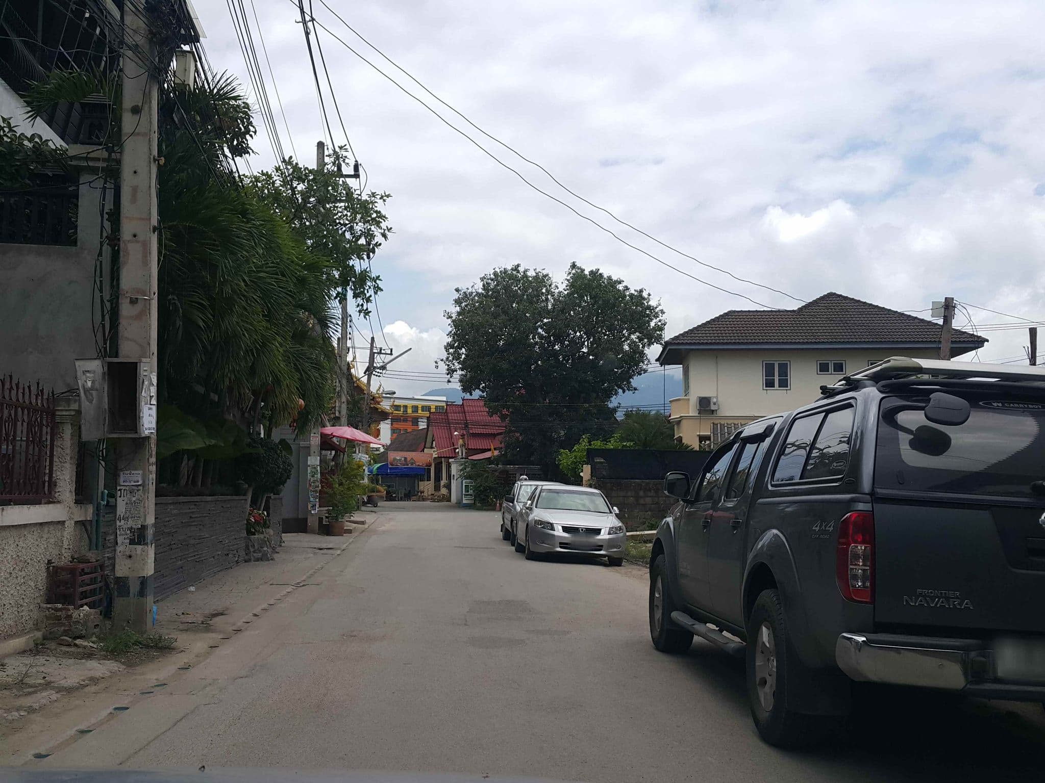 Street view near Thannatee Boutique Hotel, Chiang Mai — © jrcarlsen (CC BY-SA · Mapillary)
