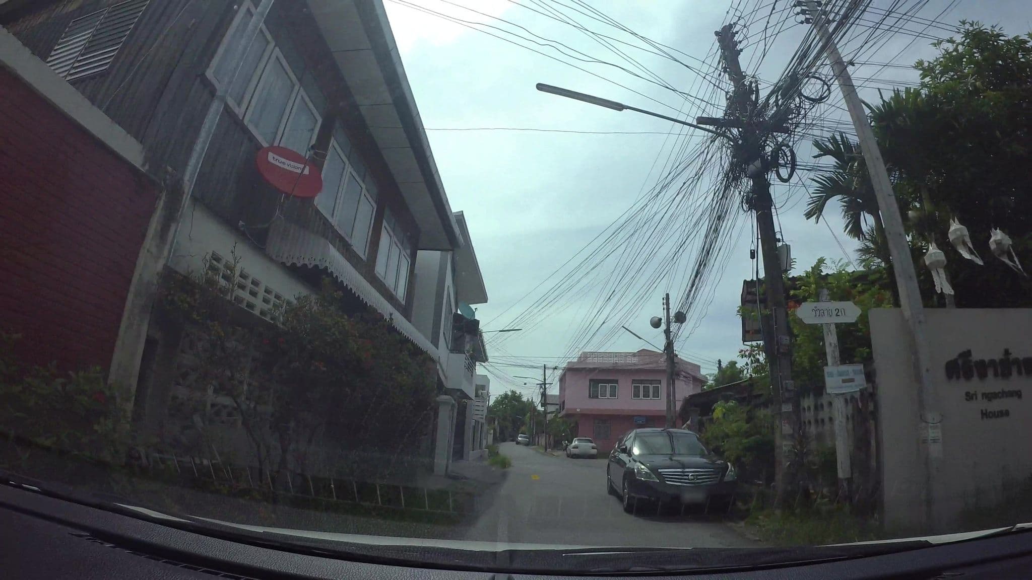 Street view near Sri Ngachang Hotel, Chiang Mai — © kaart_3 (CC BY-SA · Mapillary)
