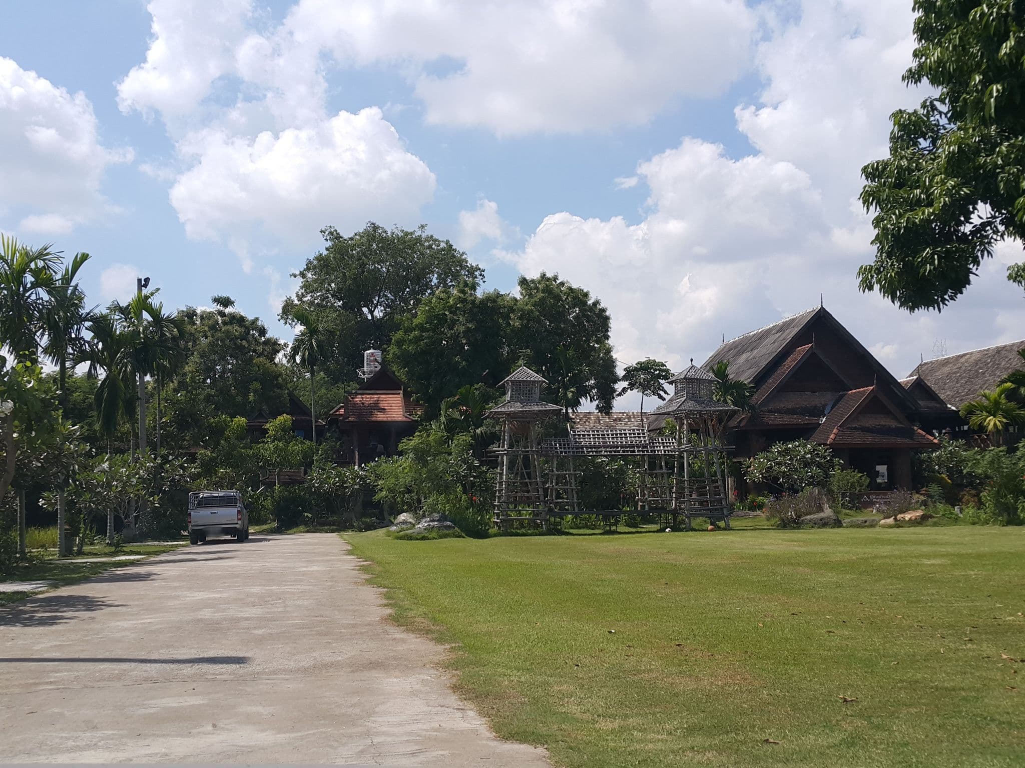 Street view near ภูฝางล้านนารีสอร์ท, San Kamphaeng — © jrcarlsen (CC BY-SA · Mapillary)