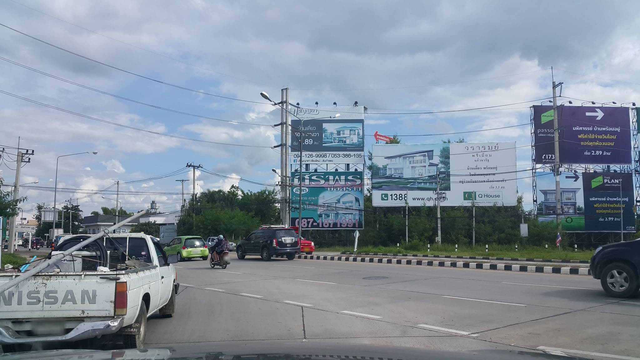 Street view near Baanchiangmai Resort, San Kamphaeng — © jrcarlsen (CC BY-SA · Mapillary)