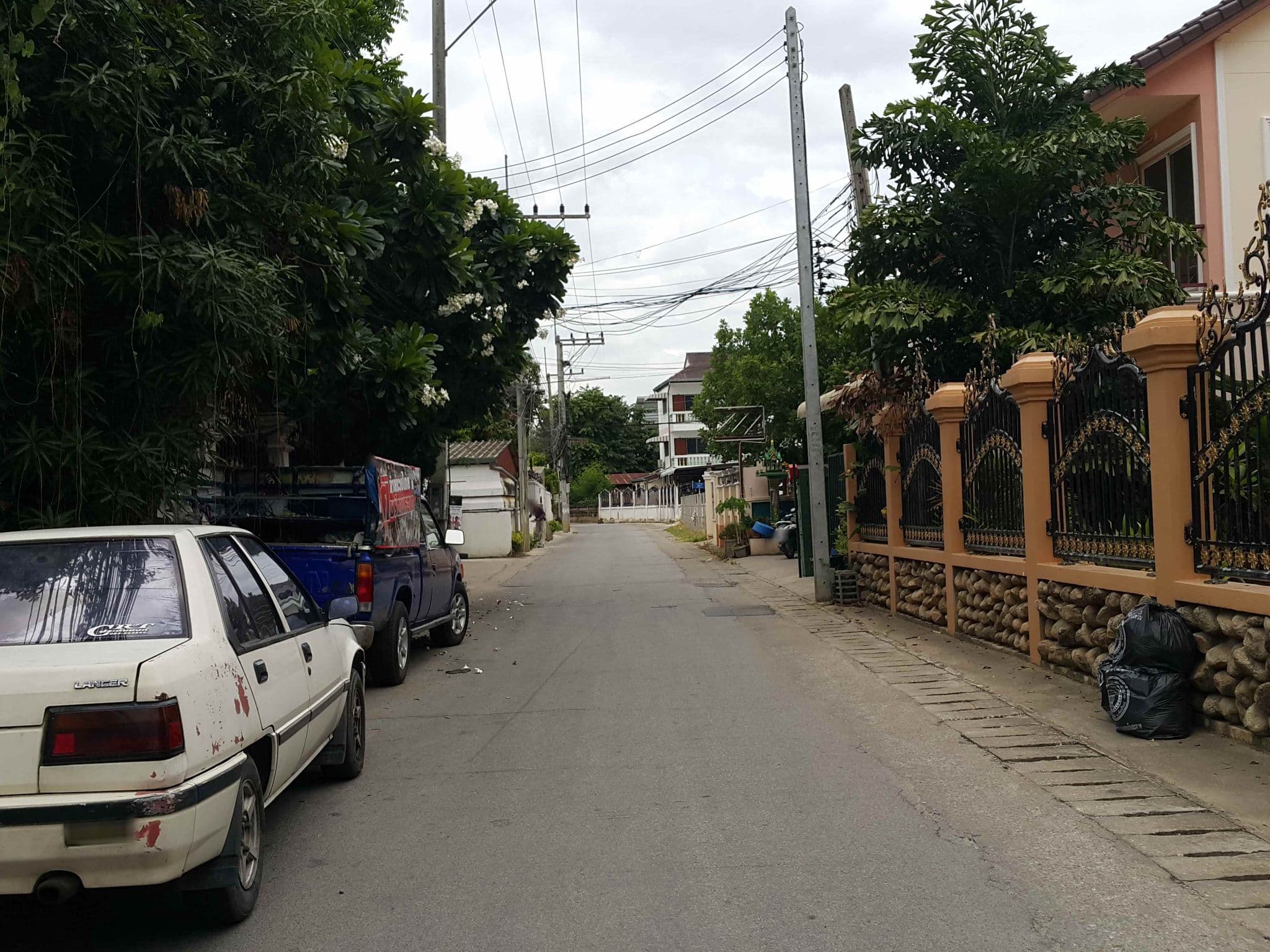 Street view near Madam's Shop And Guesthouse, Chiang Mai — © jrcarlsen (CC BY-SA · Mapillary)