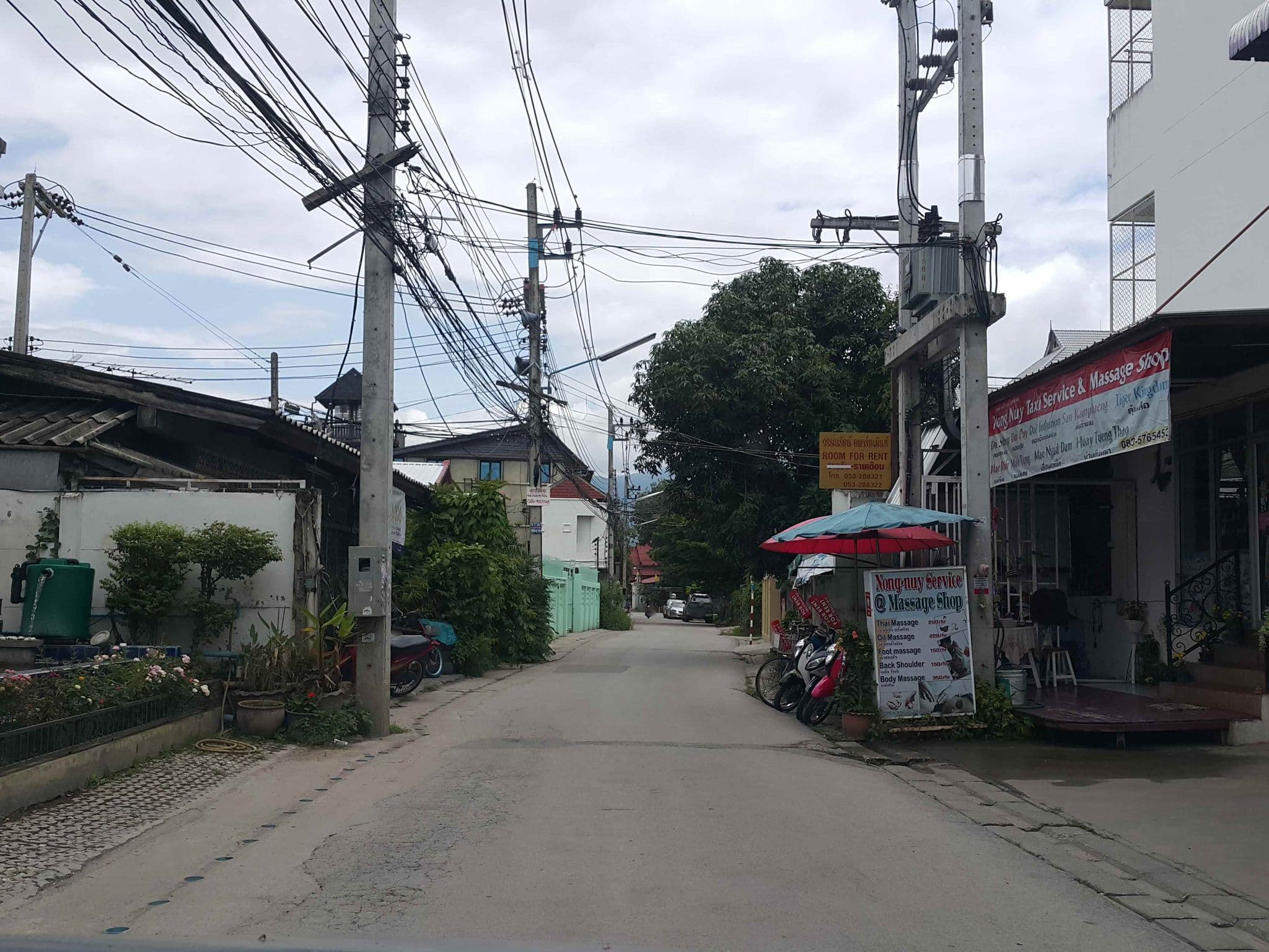 Street view near Wannarat Apartments, Chiang Mai — © jrcarlsen (CC BY-SA · Mapillary)