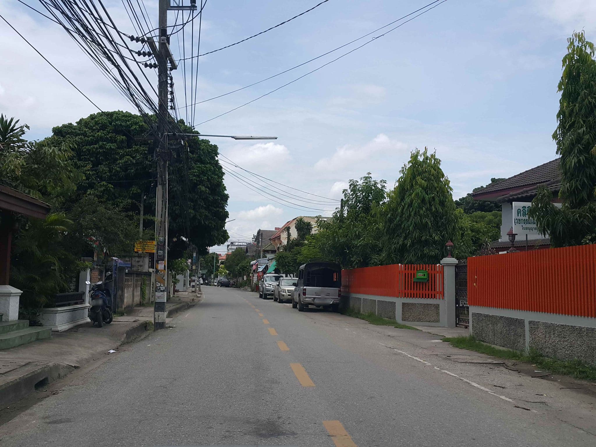 Street view near บ้านเล็กโฮมสเตย์, Chiang Mai — © jrcarlsen (CC BY-SA · Mapillary)