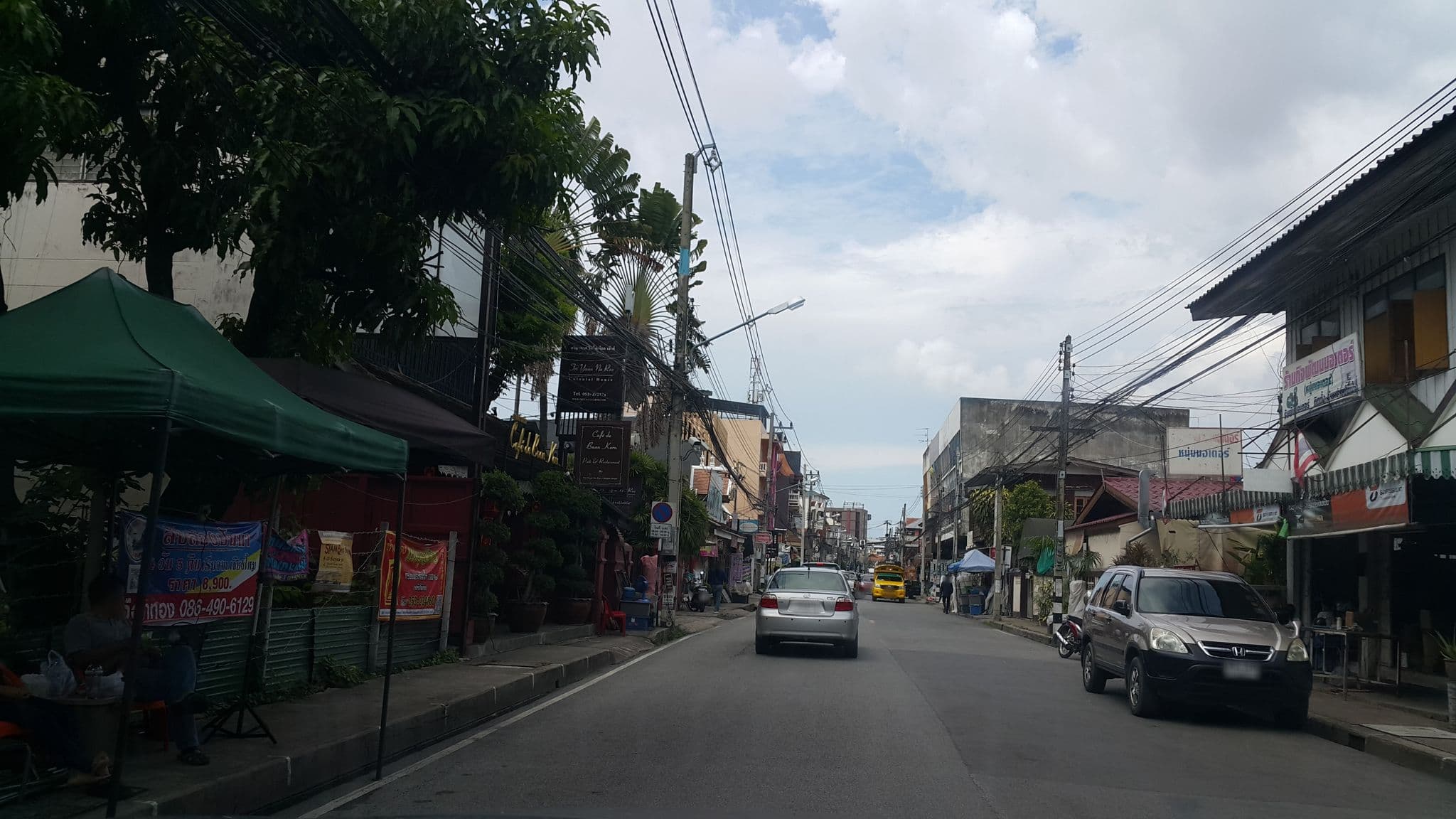 Street view near Tri Yaan Na Ros Colonial House Hotel Chiang Mai, Chiang Mai — © jrcarlsen (CC BY-SA · Mapillary)