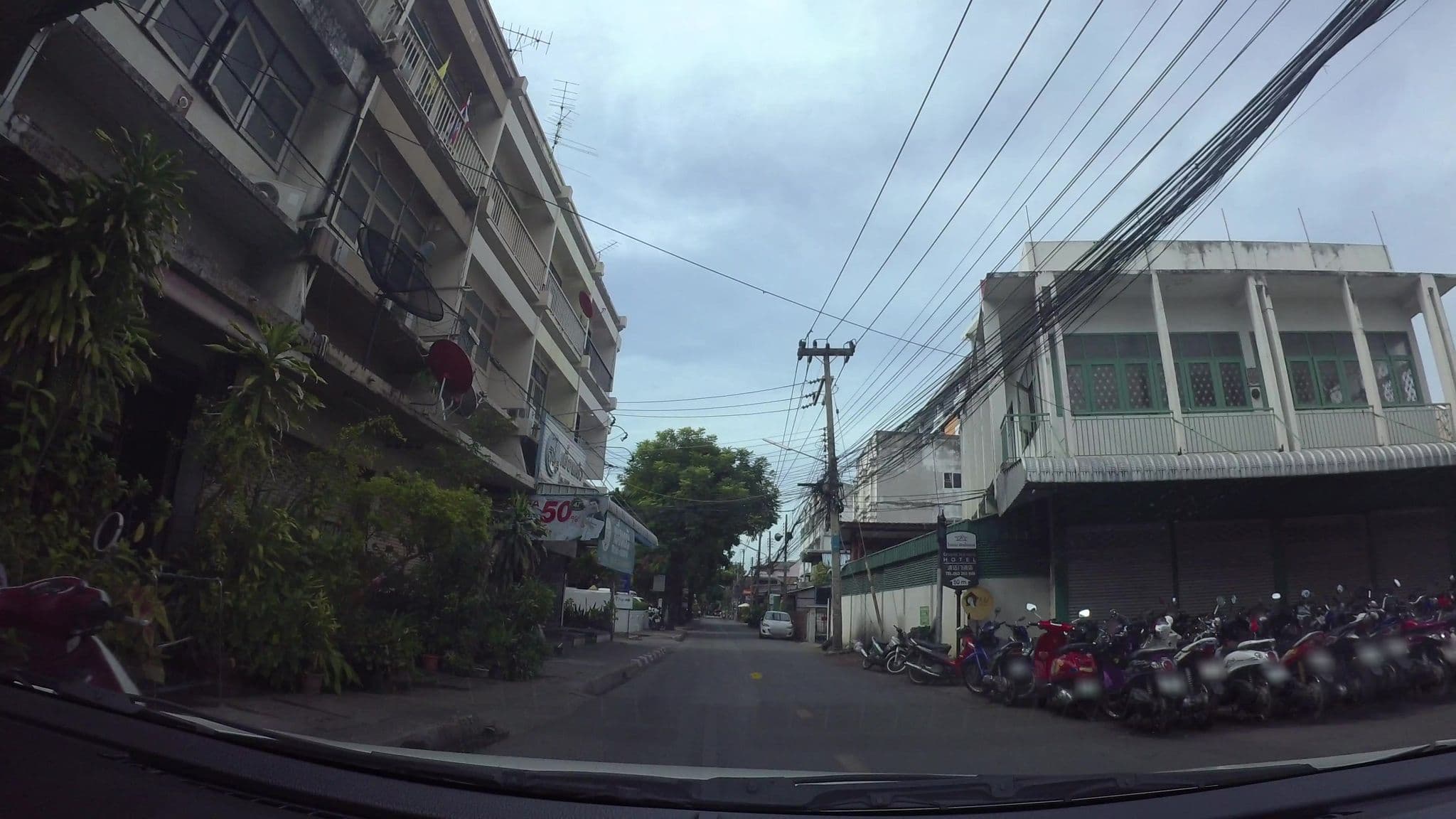 Street view near Chongrak Guest House, Chiang Mai — © kaart_3 (CC BY-SA · Mapillary)