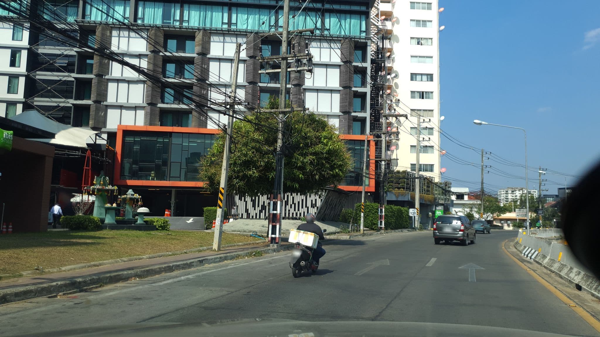 Street view near ibis Styles Chiang Mai (โรงแรมไอบิส สไตล์ เชียงใหม่), Chiang Mai — © jrcarlsen (CC BY-SA · Mapillary)