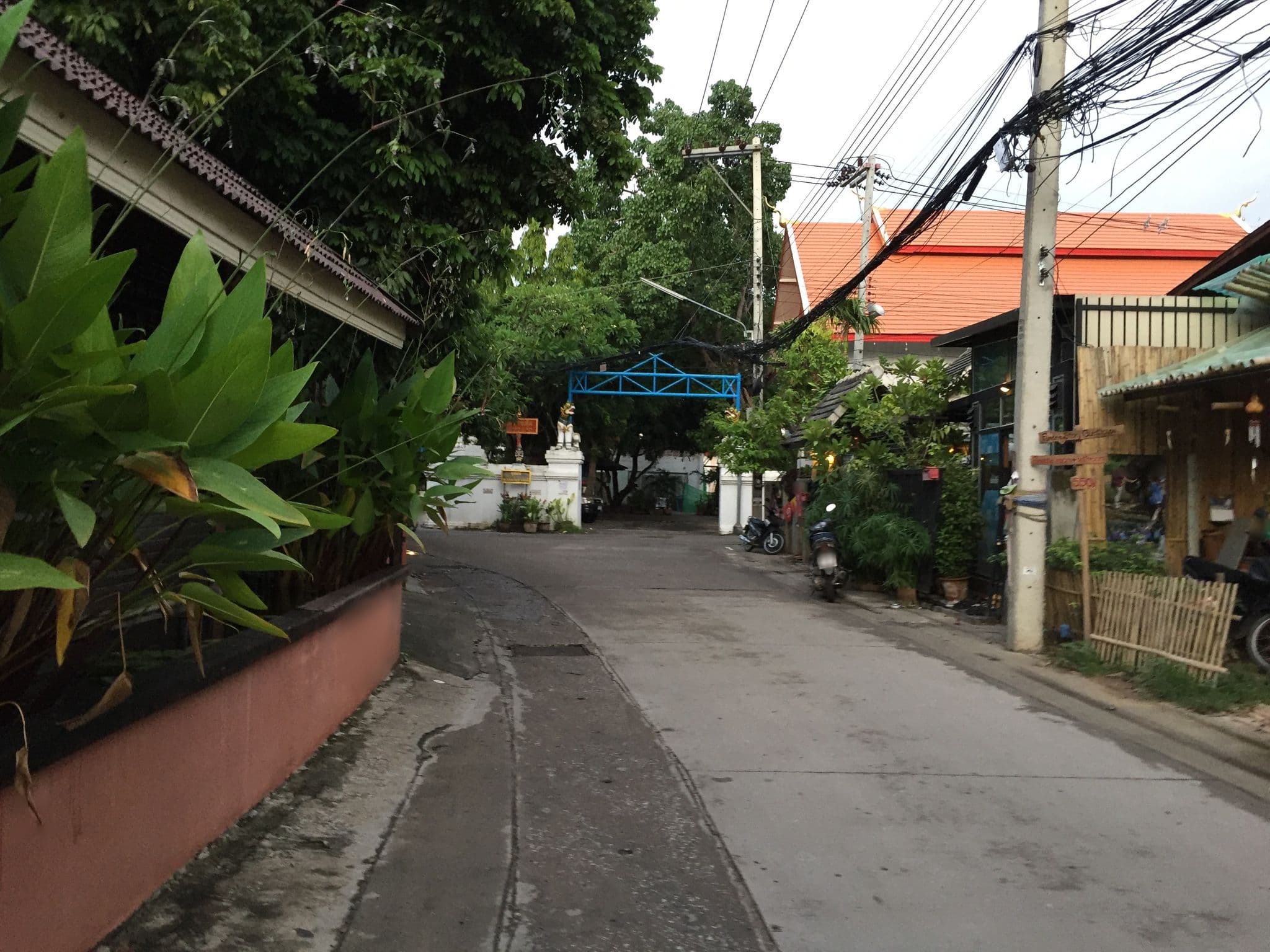Street view near Samlanjed Guesthouse, Chiang Mai — © alvinsj (CC BY-SA · Mapillary)