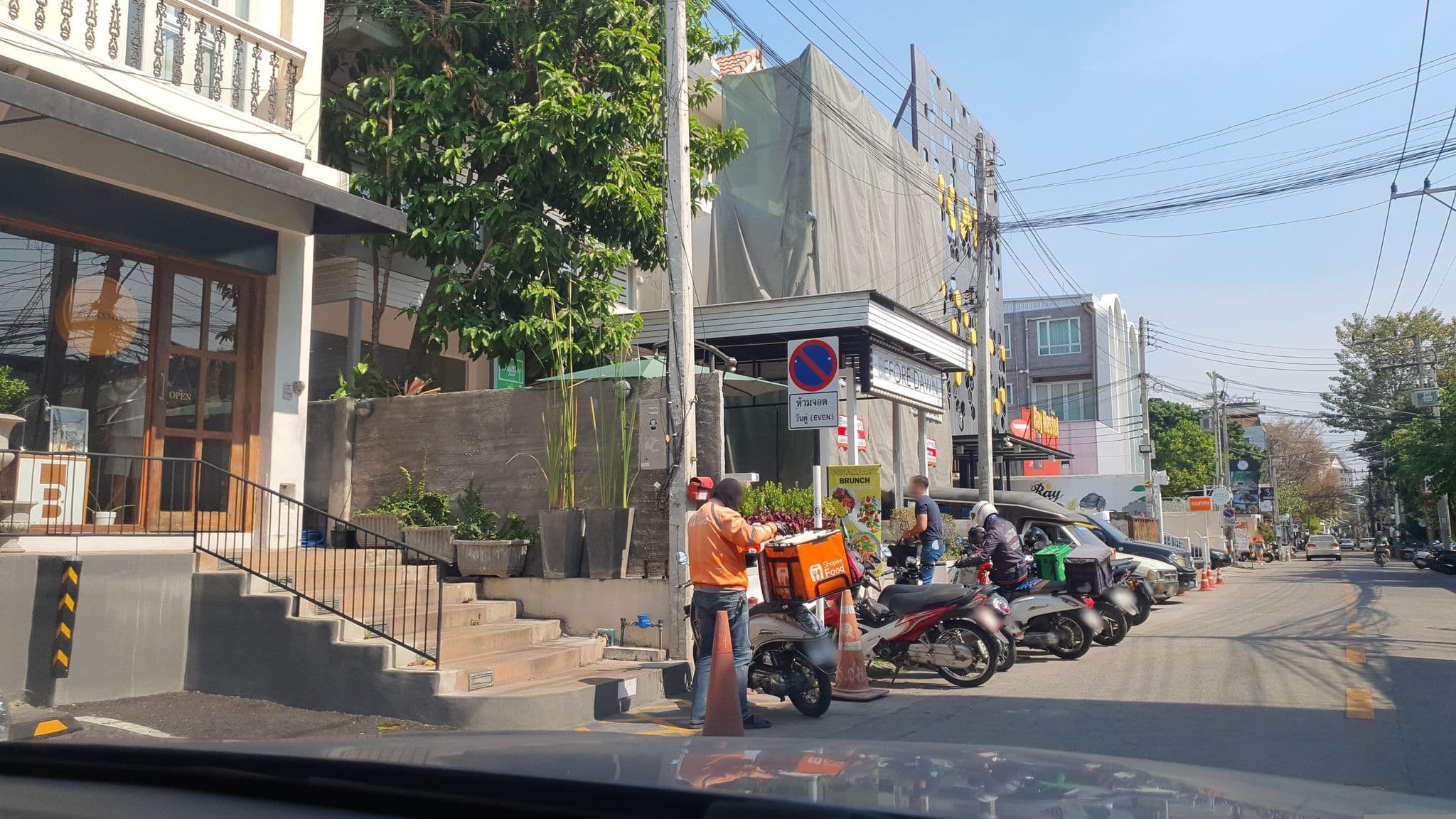 Street view near Hotel Noir, Chiang Mai — © jrcarlsen (CC BY-SA · Mapillary)
