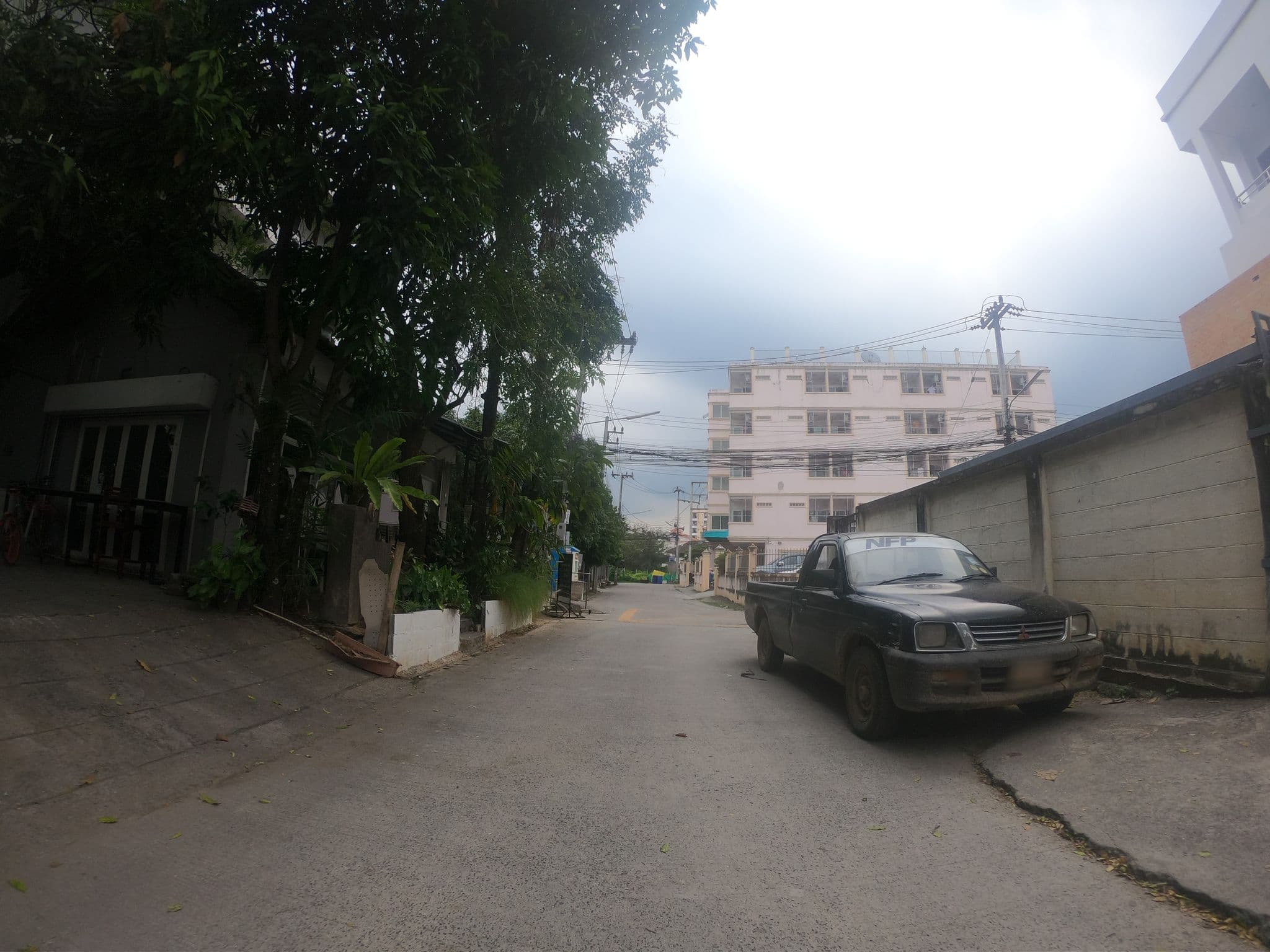 Street view near buchita nimman | บูชิตา นิมมาน, Chiang Mai — © chanuwath_grab (CC BY-SA · Mapillary)