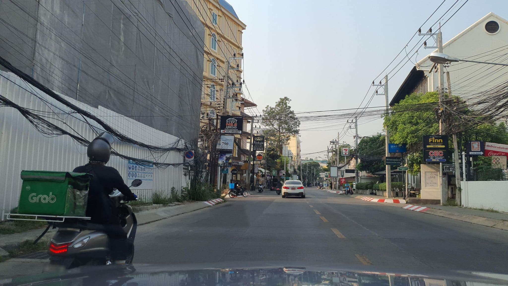 Street view near BURISIRI Hotel, Chiang Mai — © jrcarlsen (CC BY-SA · Mapillary)