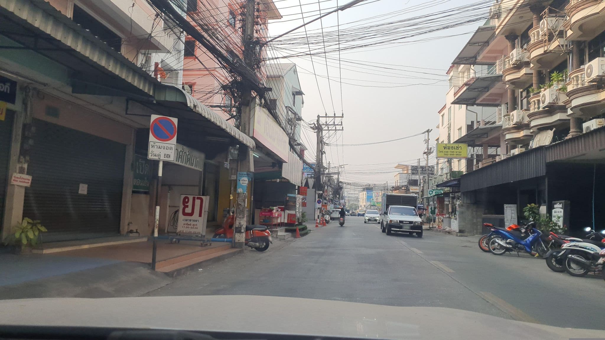 Street view near เอ็มโพเรียม เรสซีเดนท์, Chiang Mai — © jrcarlsen (CC BY-SA · Mapillary)