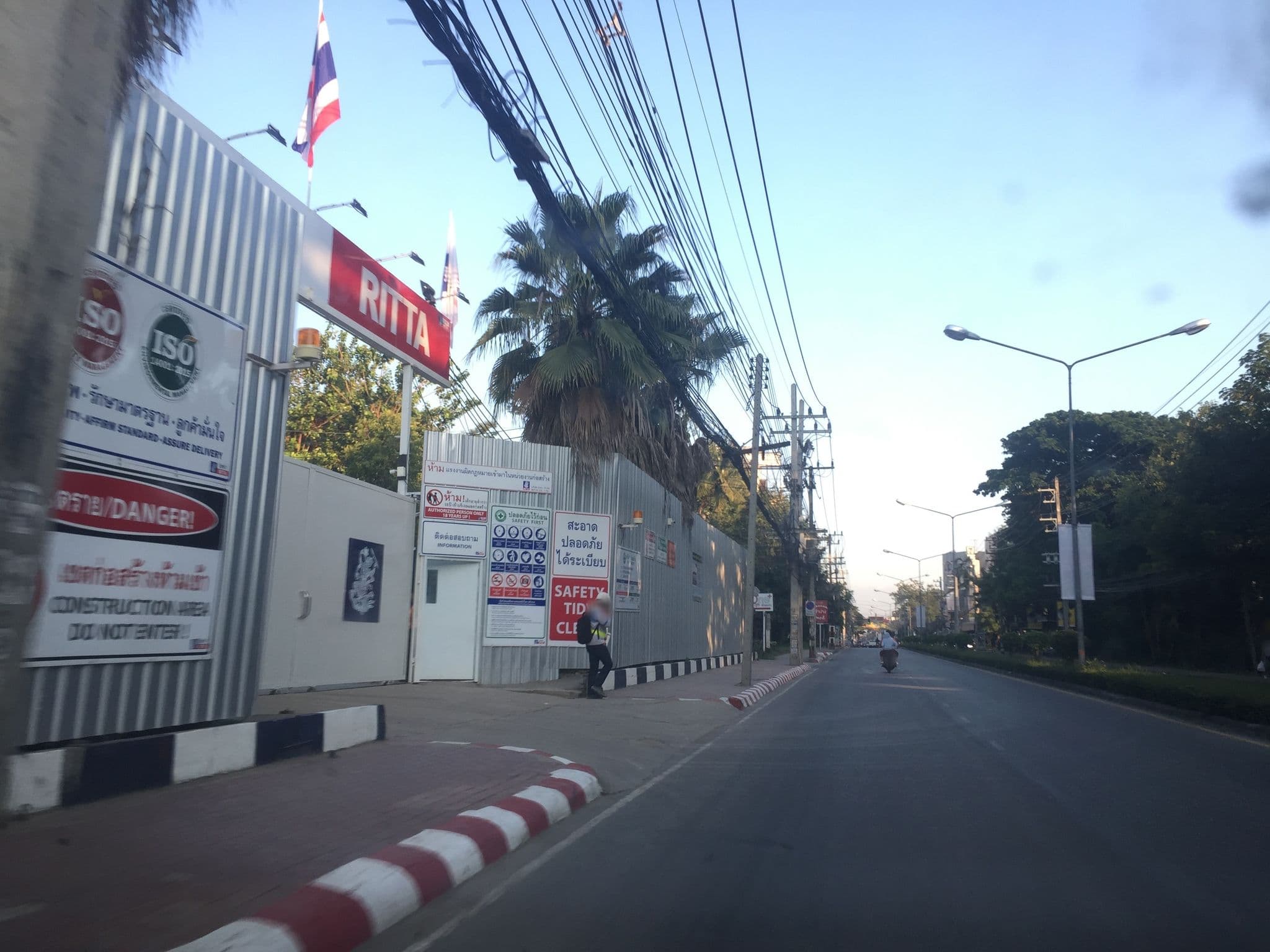 Street view near ibis Chiang Mai Nimman Journeyhub, Chiang Mai — © kyoko (CC BY-SA · Mapillary)