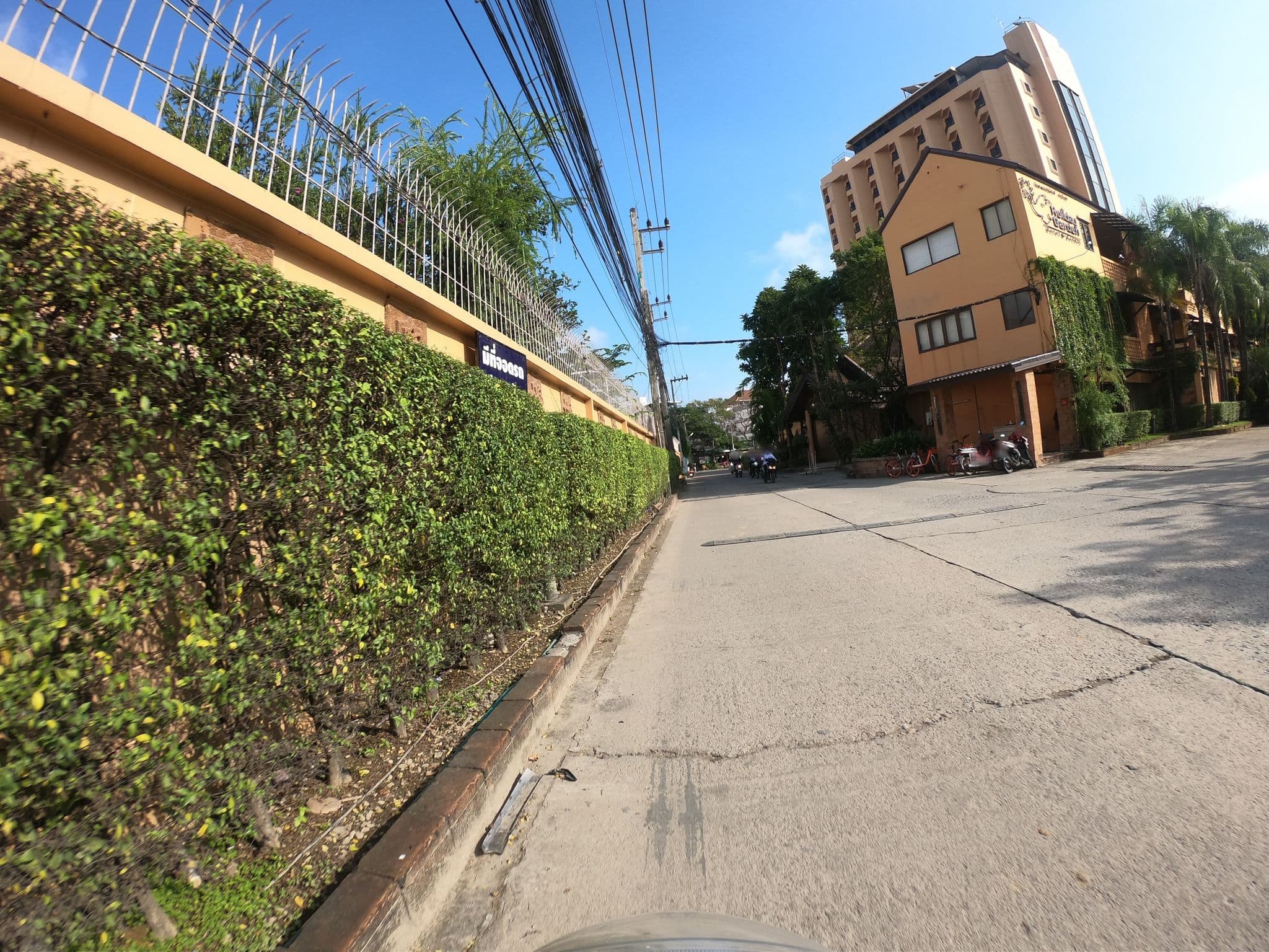Street view near Holiday Garden Hotel And Resort Chiang Mai, Chiang Mai — © chanuwath_grab (CC BY-SA · Mapillary)
